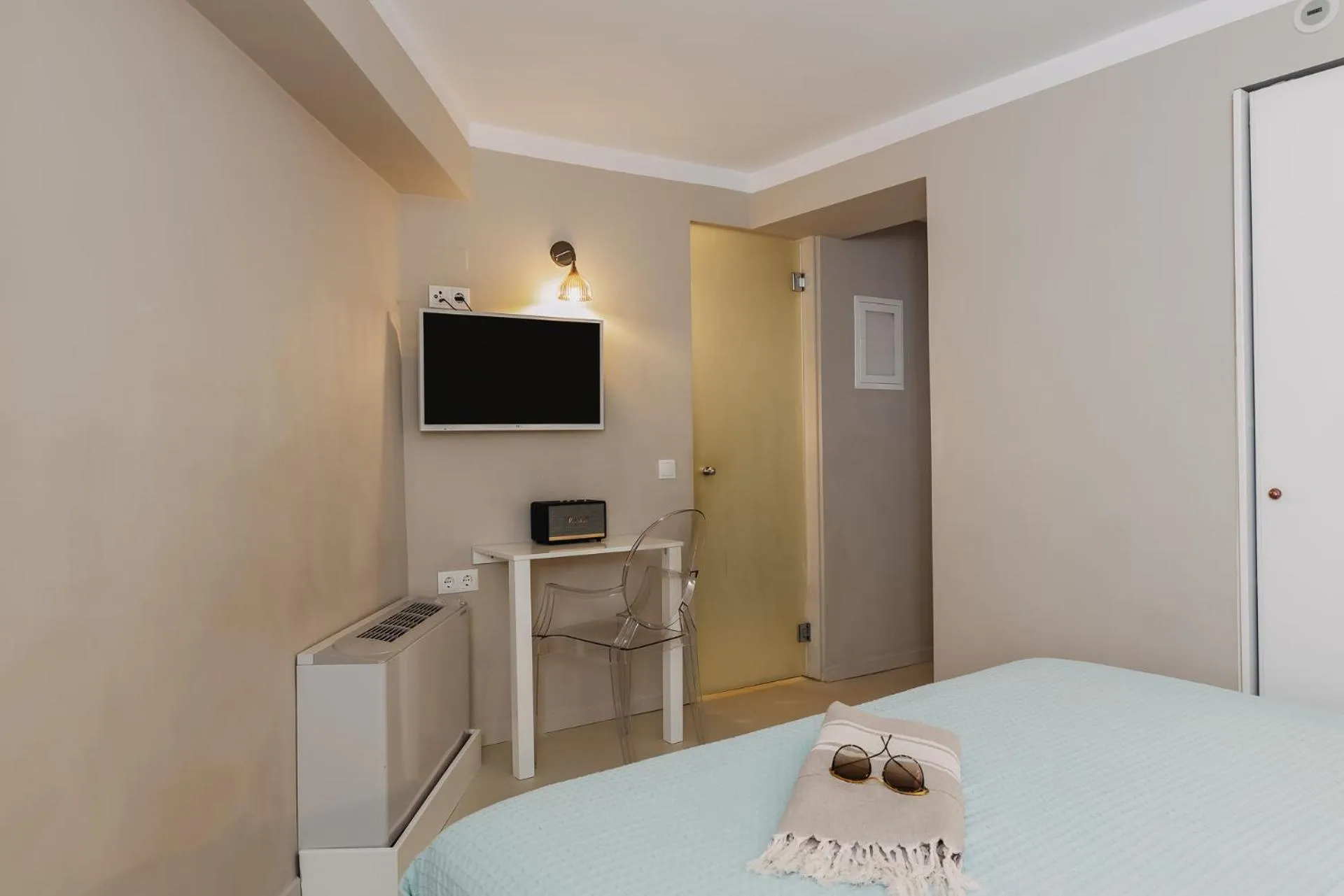 TV and multimedia, Bed in 5 Hermoupolis Concept Sites