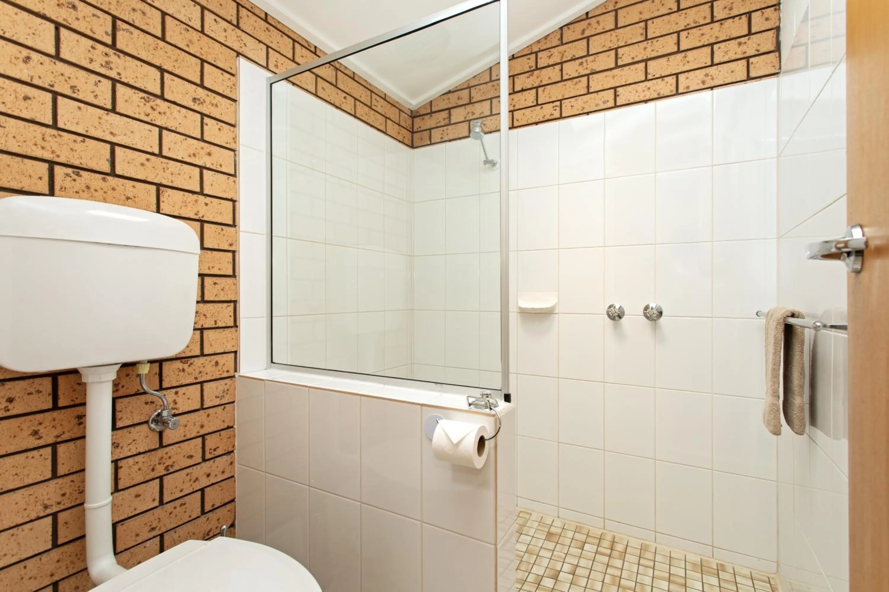 Bathroom in Maffra Motor Inn