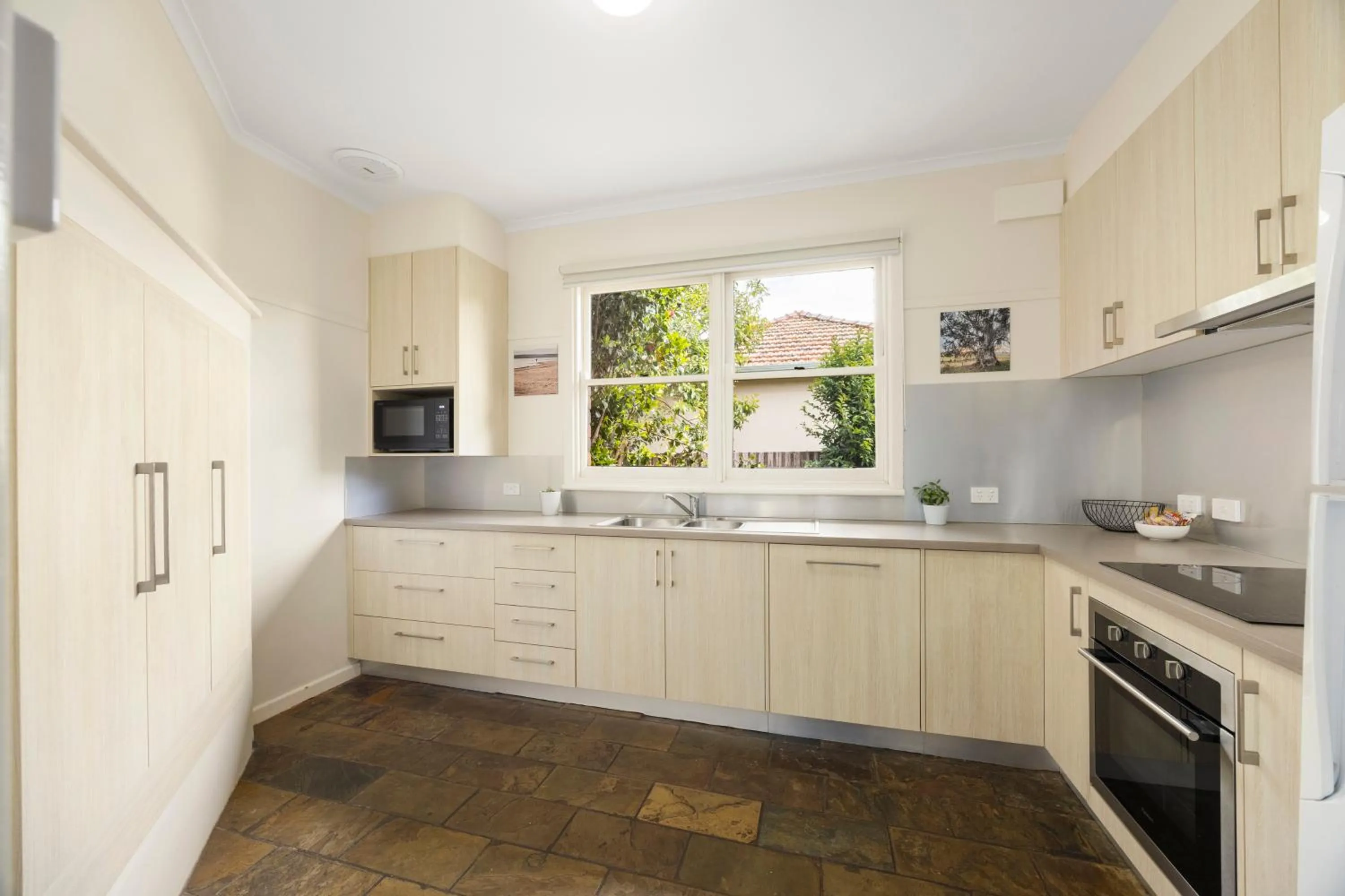 Kitchen or kitchenette in Maffra Motor Inn