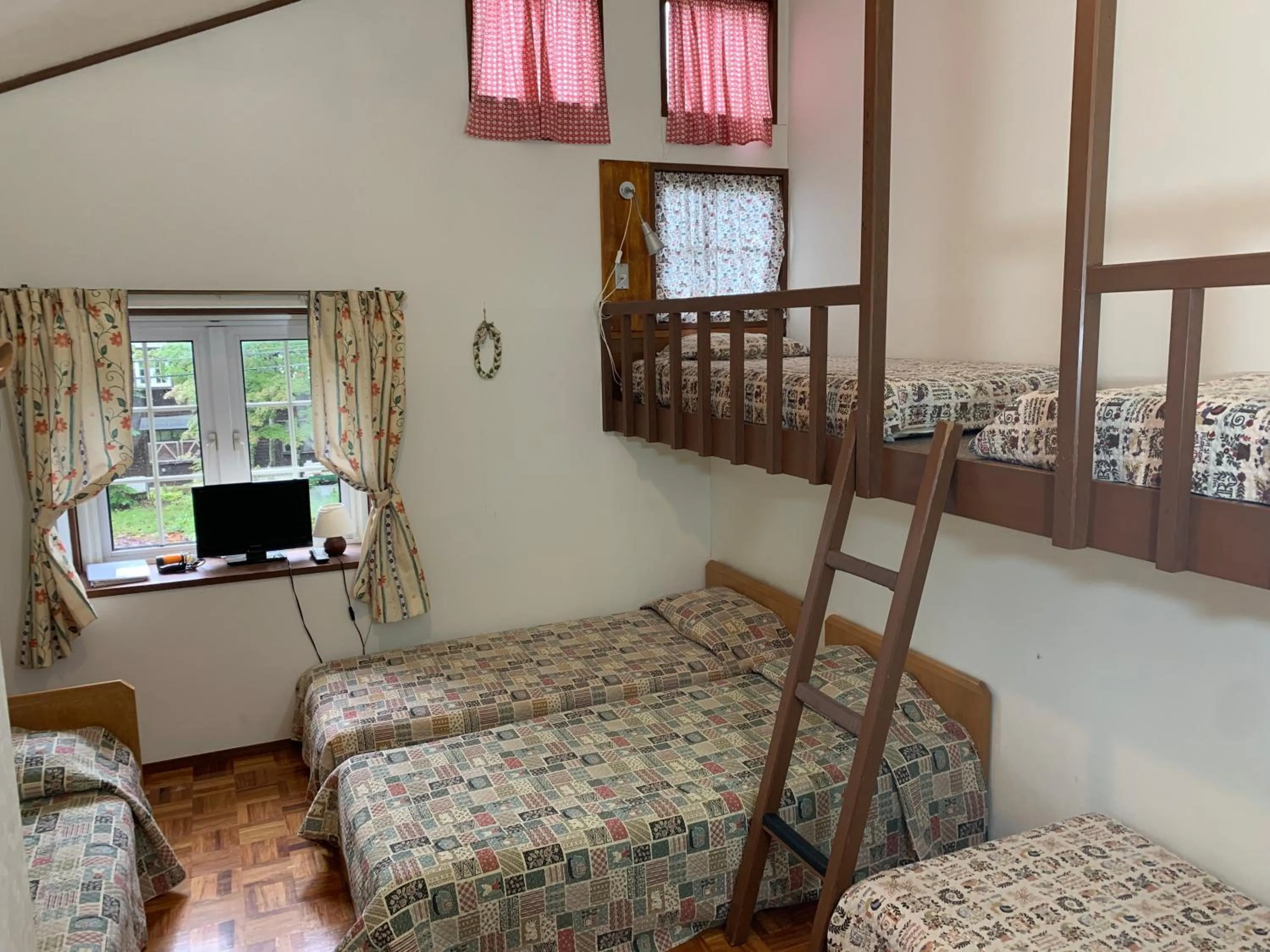 Photo of the whole room, Bed in Pension Rapport in Tambara Plateau