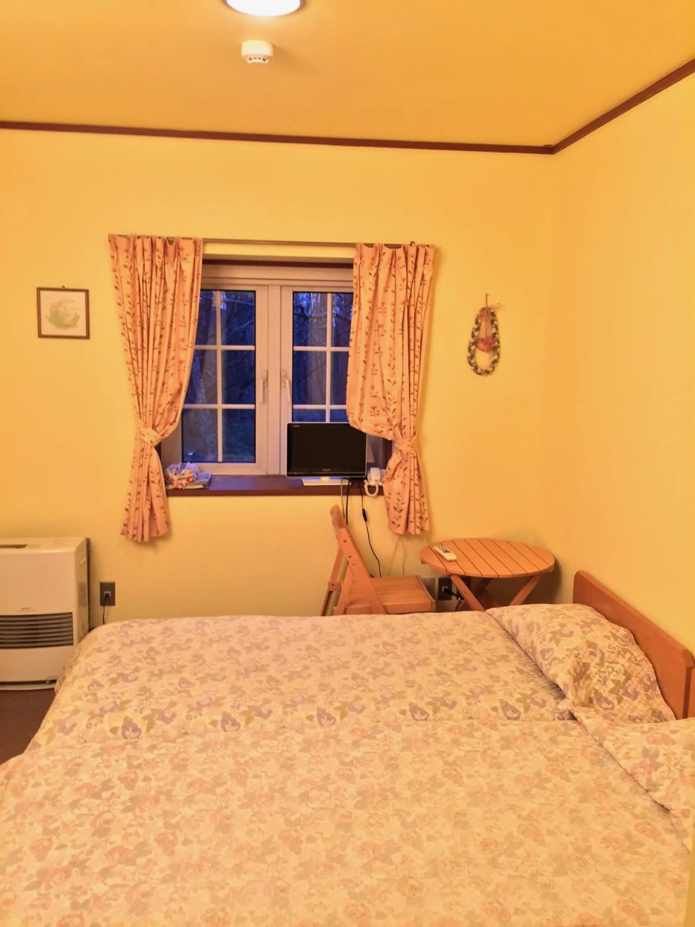 Photo of the whole room, Bed in Pension Rapport in Tambara Plateau