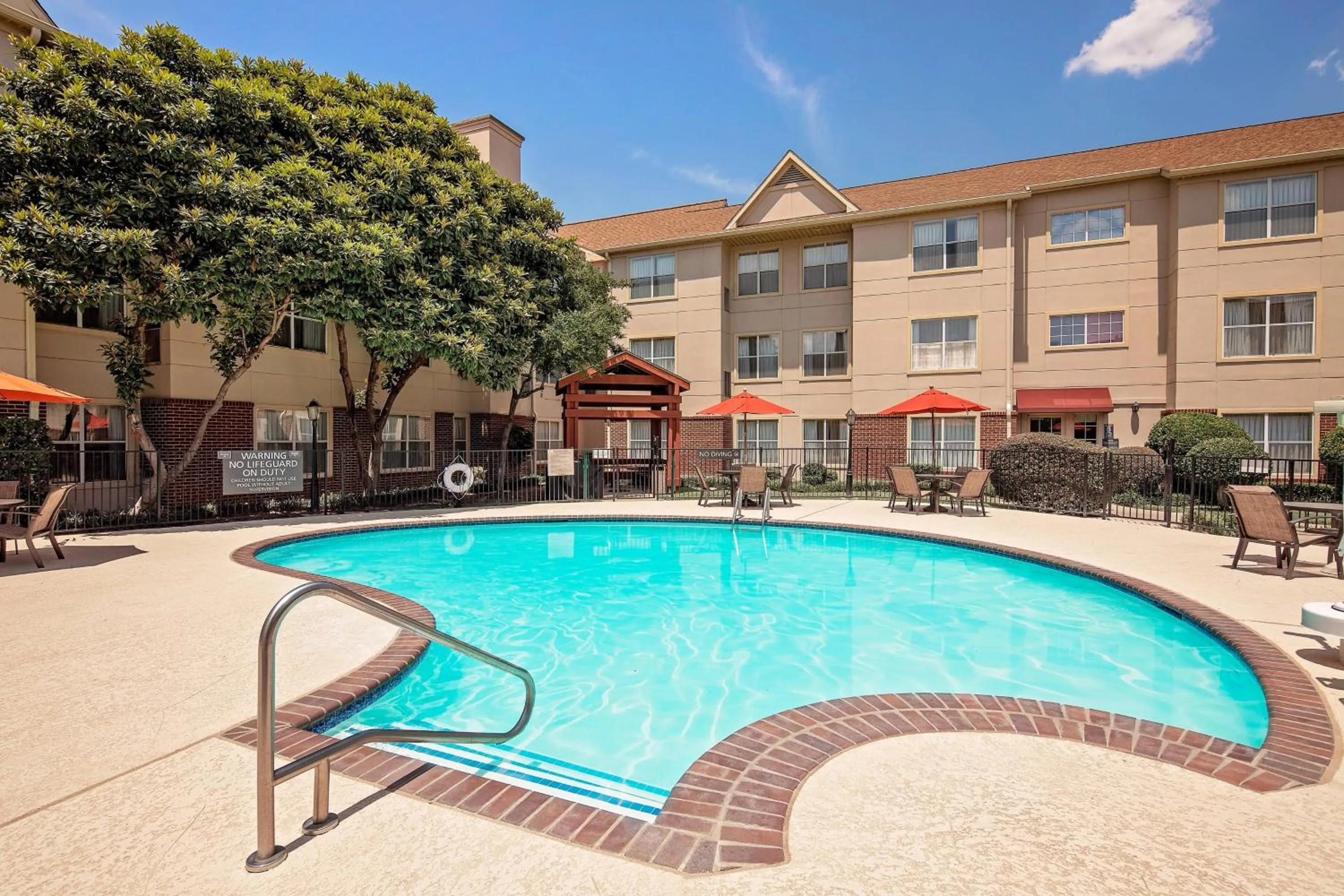 Swimming pool in Residence Inn Arlington