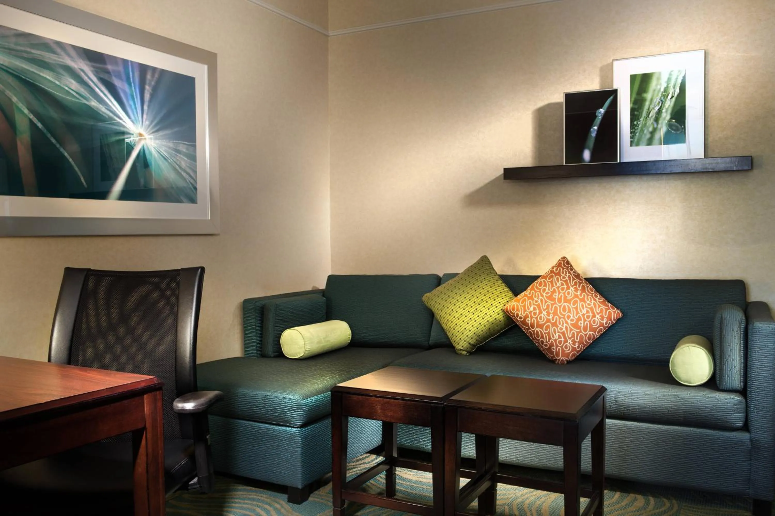 Living room in SpringHill Suites Dallas DFW Airport North/Grapevine