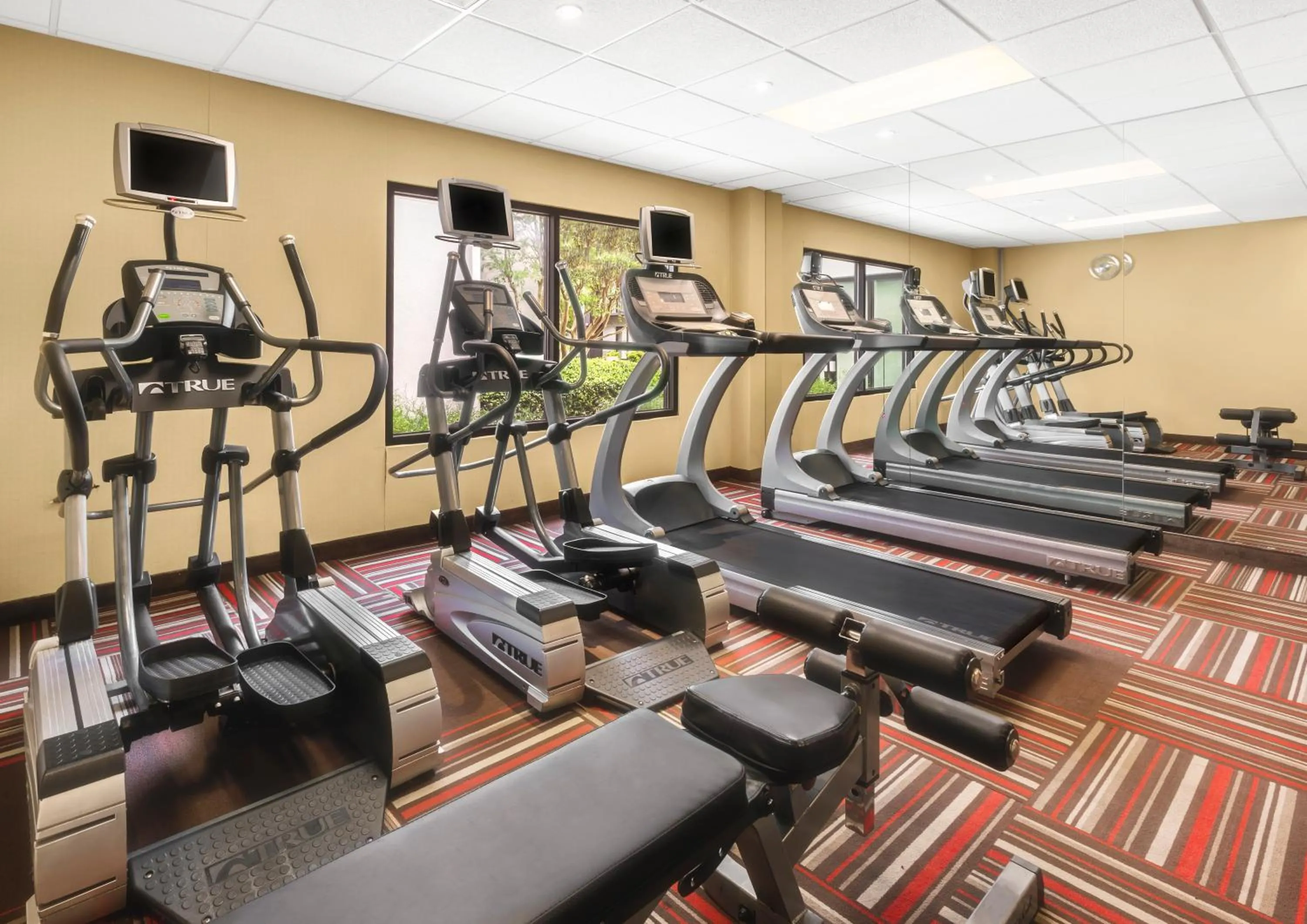 Fitness centre/facilities in Super 8 by Wyndham Dallas Love Field Airport