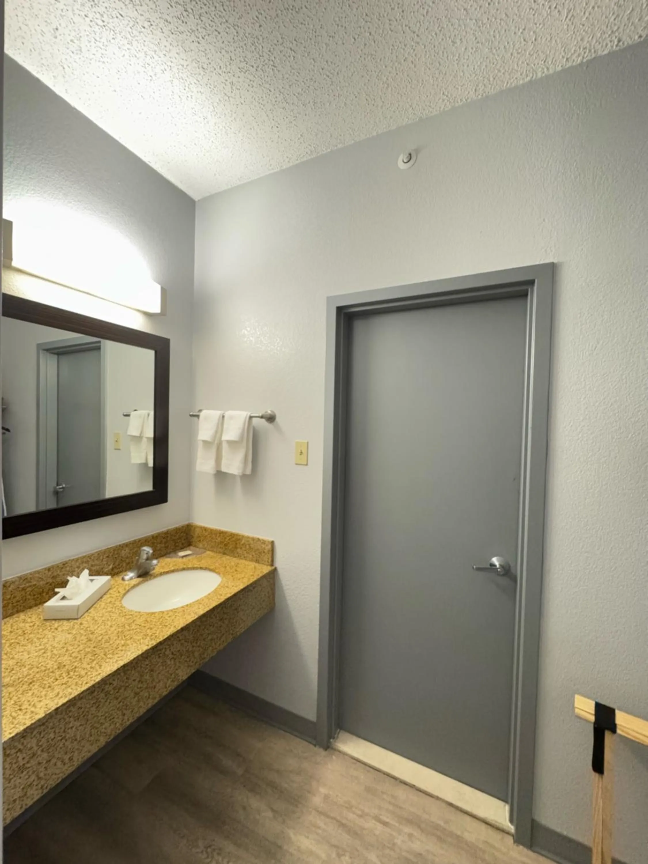 Super 8 by Wyndham Dallas Love Field Airport