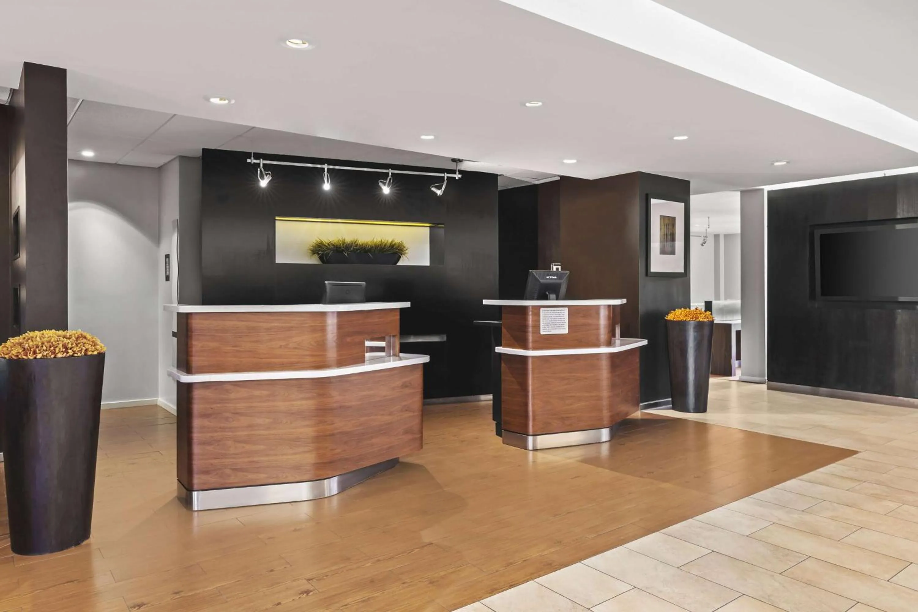 Lobby or reception in Super 8 by Wyndham Dallas Love Field Airport