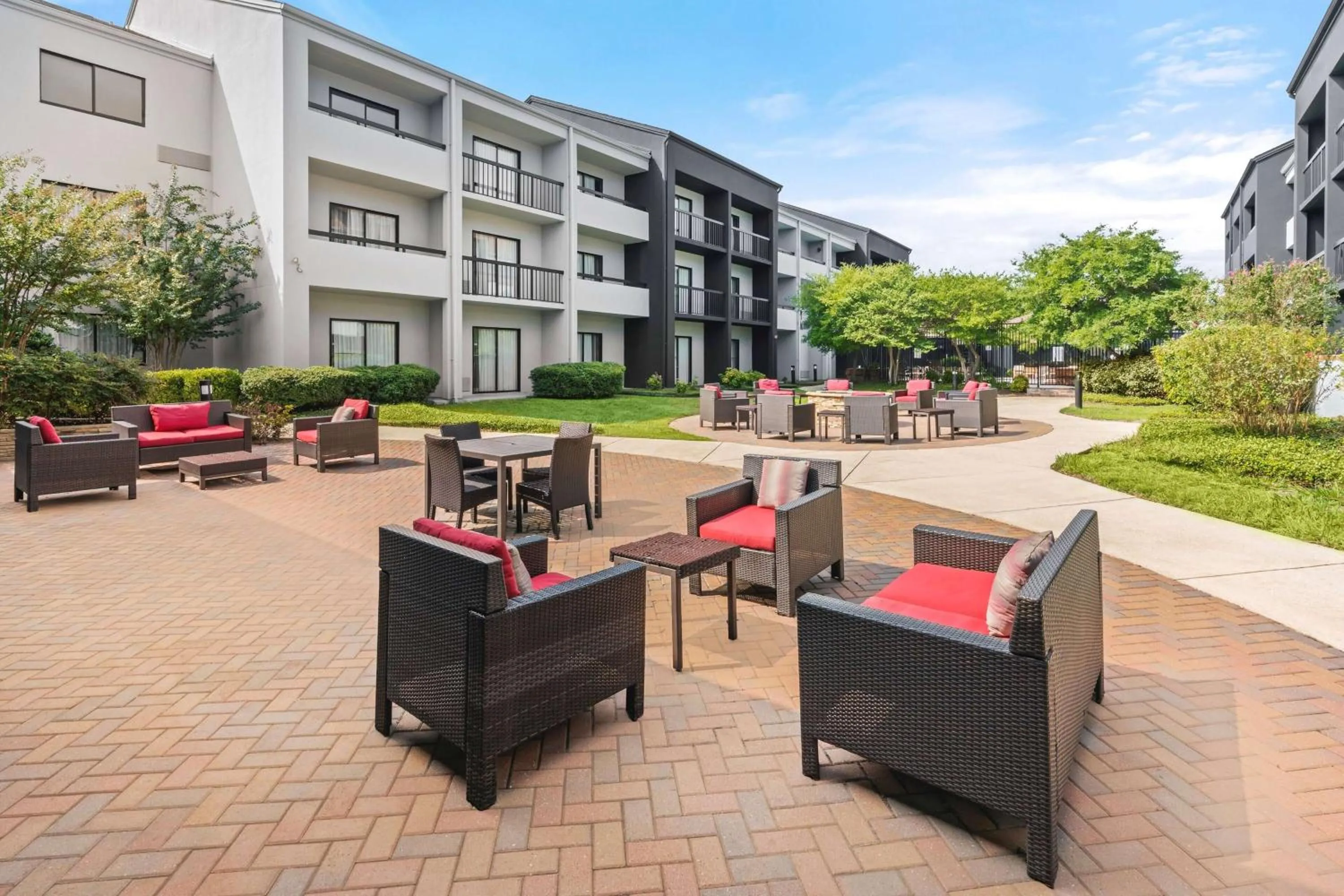 Inner courtyard view in Super 8 by Wyndham Dallas Love Field Airport