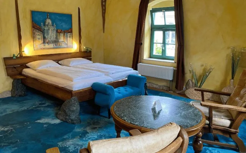 Photo of the whole room, Bed in Backstage Hotel