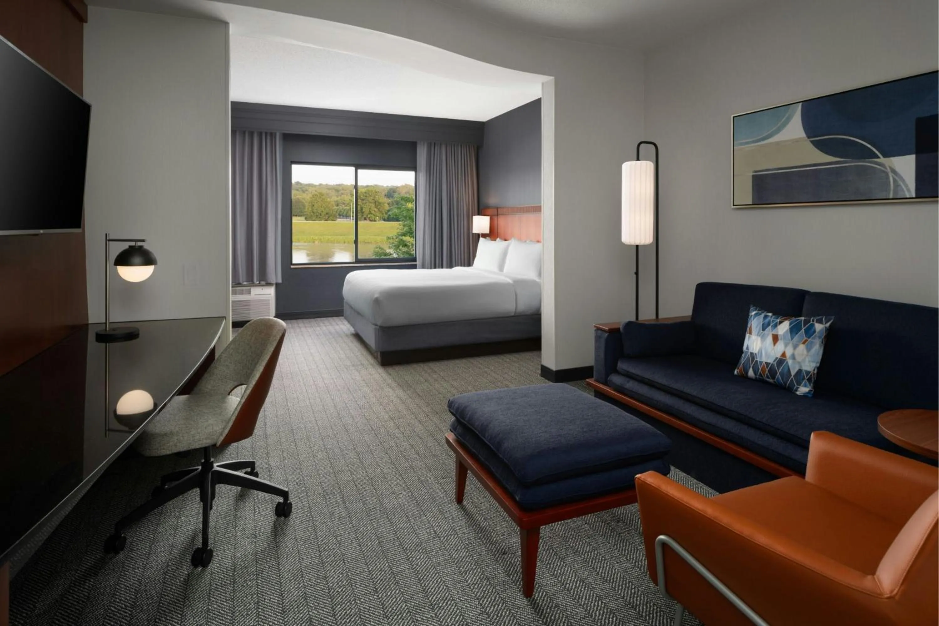 Photo of the whole room, Bed in Courtyard Dayton-University of Dayton