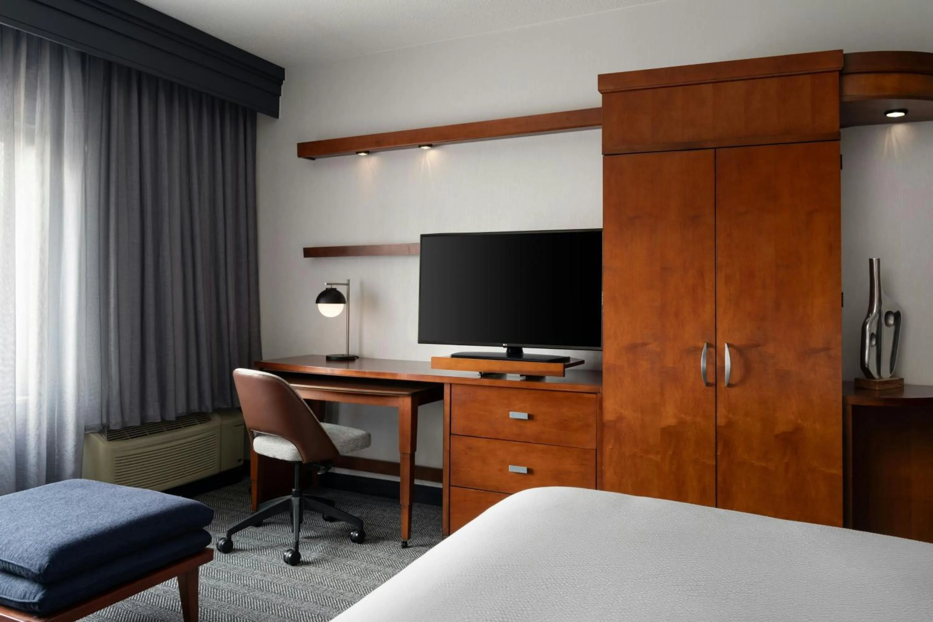 Photo of the whole room, Bed in Courtyard Dayton-University of Dayton