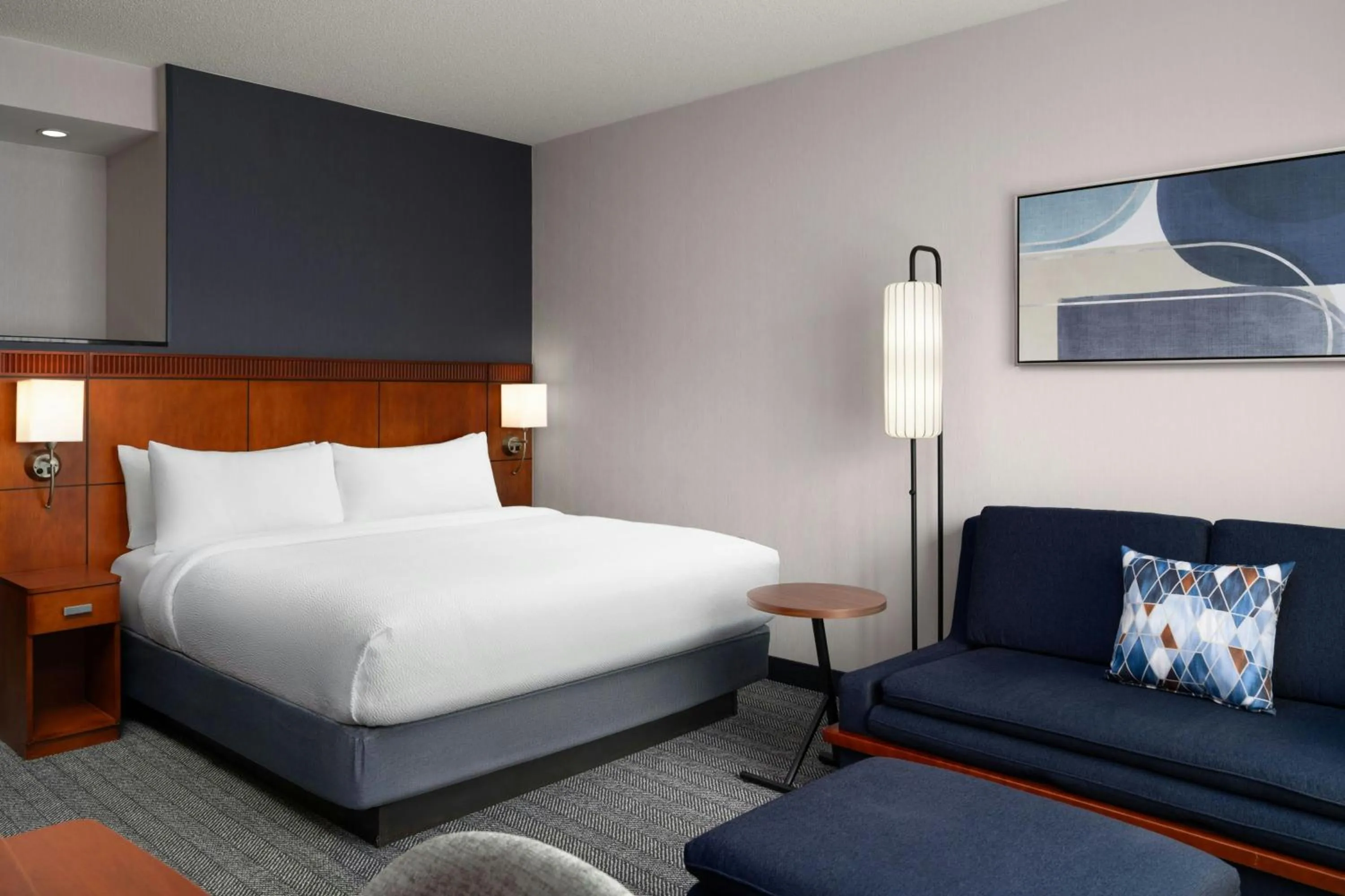 Photo of the whole room, Bed in Courtyard Dayton-University of Dayton