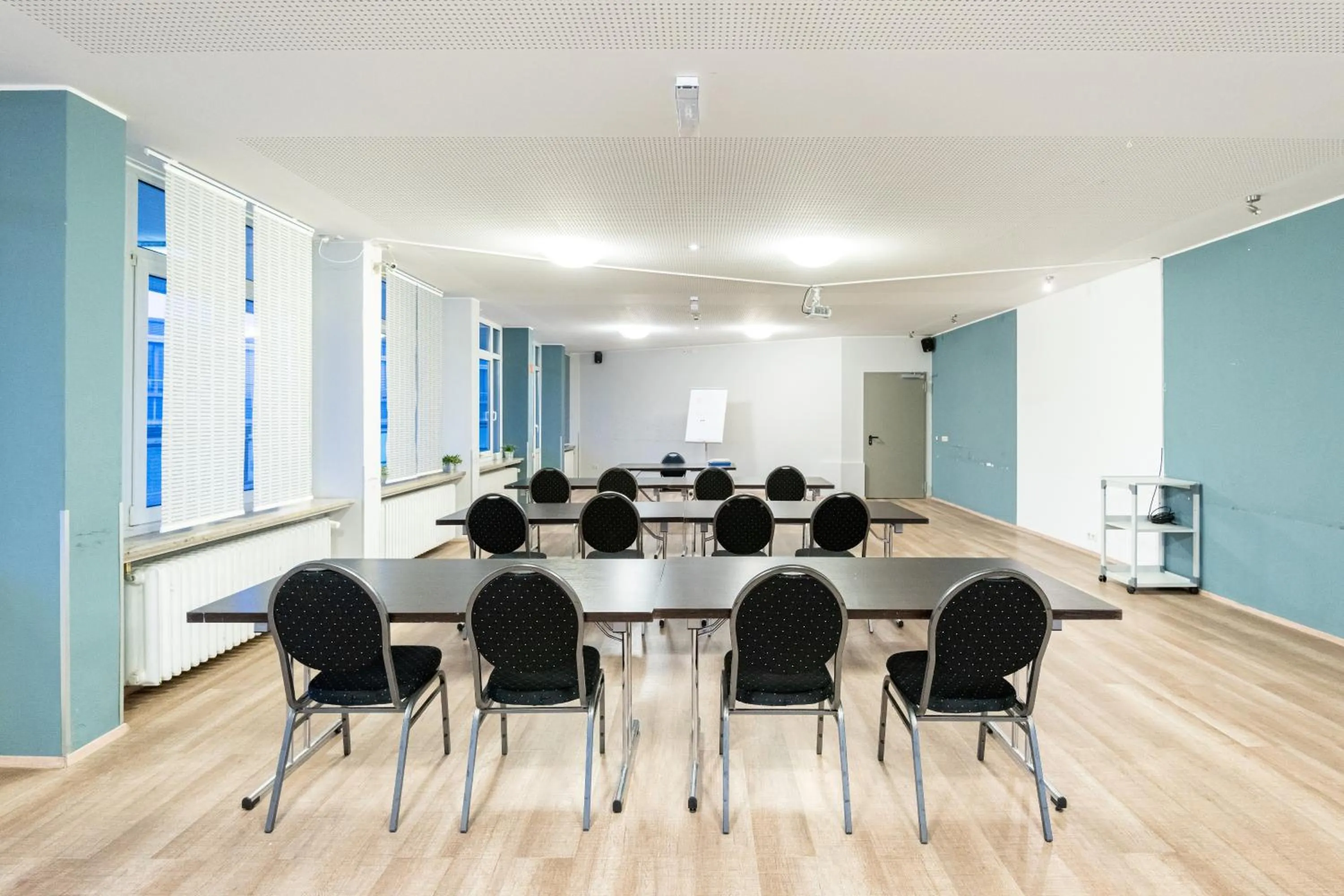 Meeting/conference room in a&o Nürnberg Hauptbahnhof