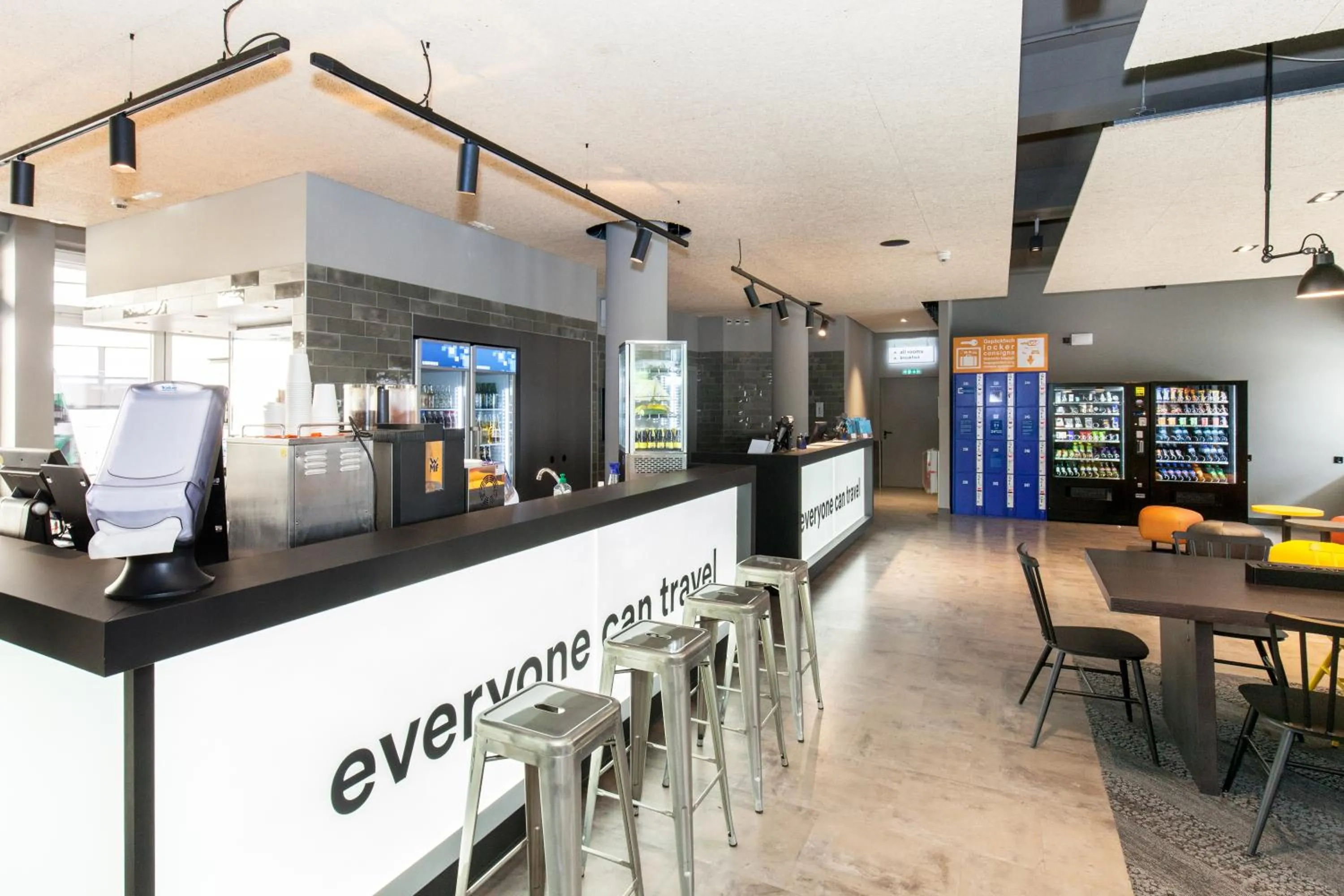 Lounge or bar in a&o Nürnberg Hauptbahnhof