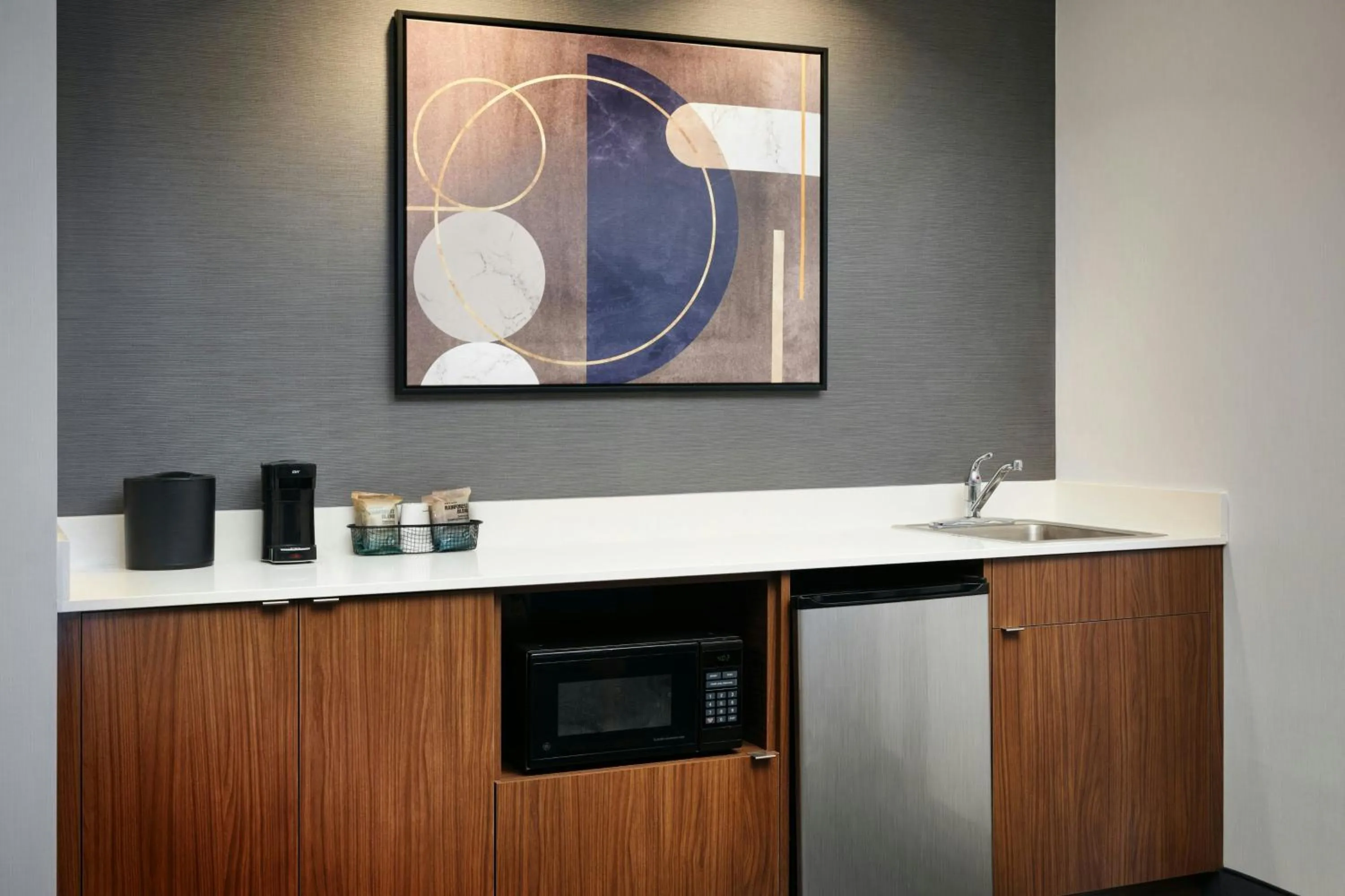 Kitchen or kitchenette in Courtyard Boulder Longmont