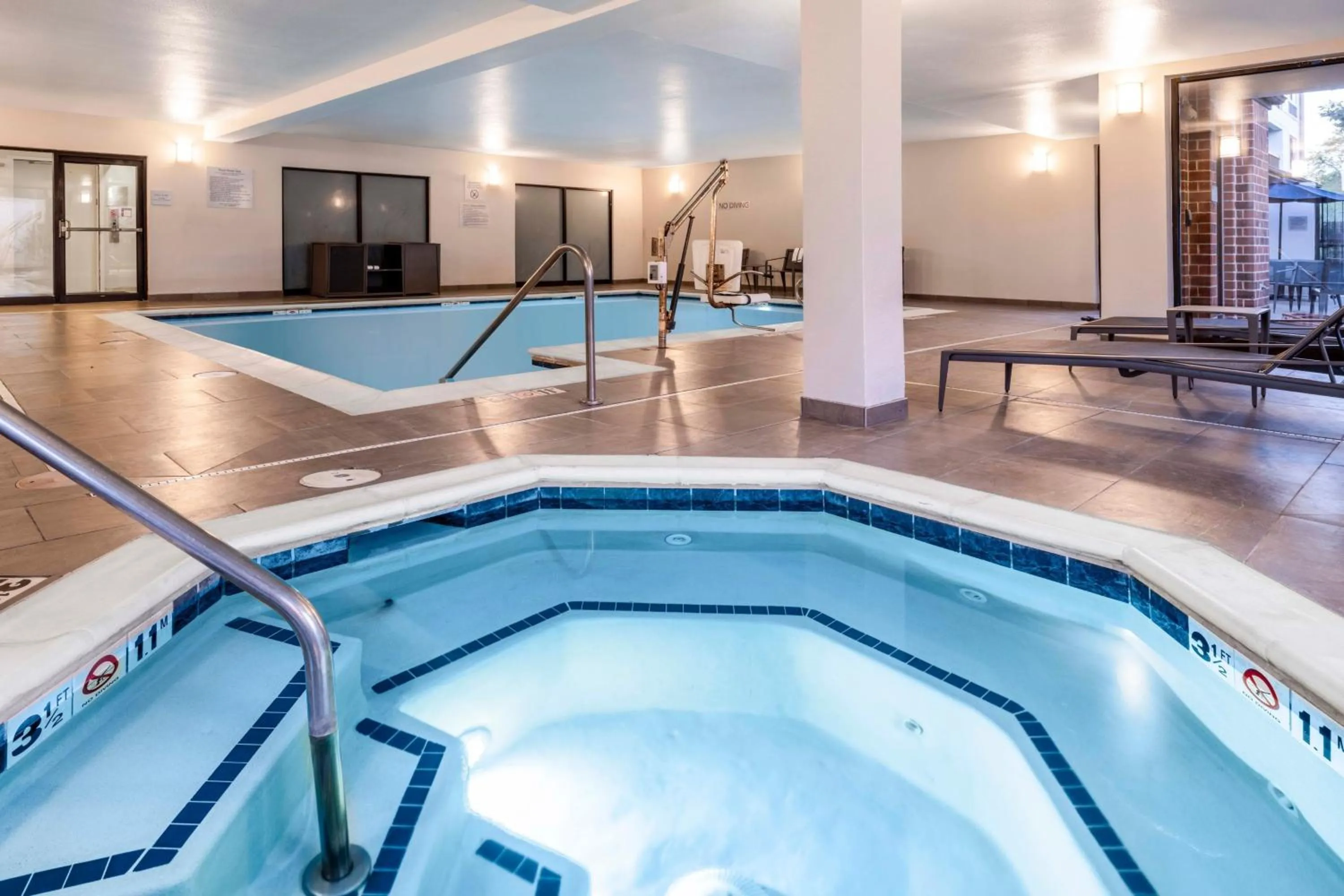 Swimming pool in Courtyard Denver Southwest/Lakewood