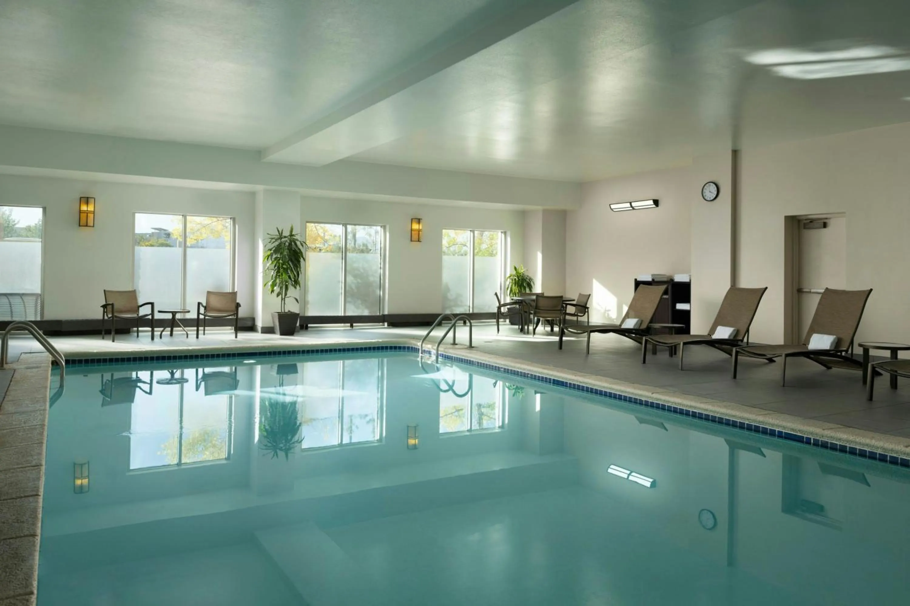Swimming pool in Renaissance Boulder Flatiron Hotel
