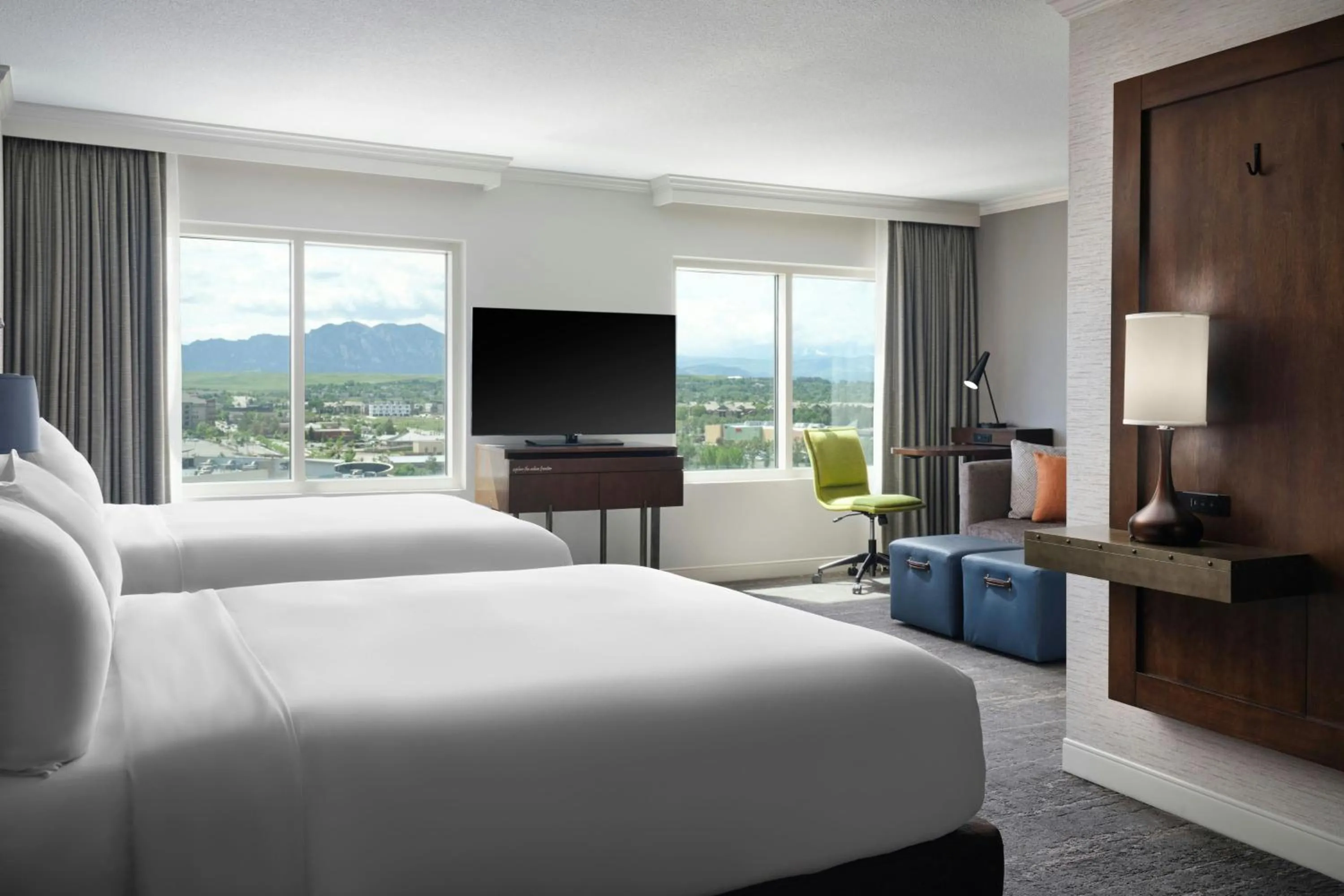 Photo of the whole room, Bed in Renaissance Boulder Flatiron Hotel