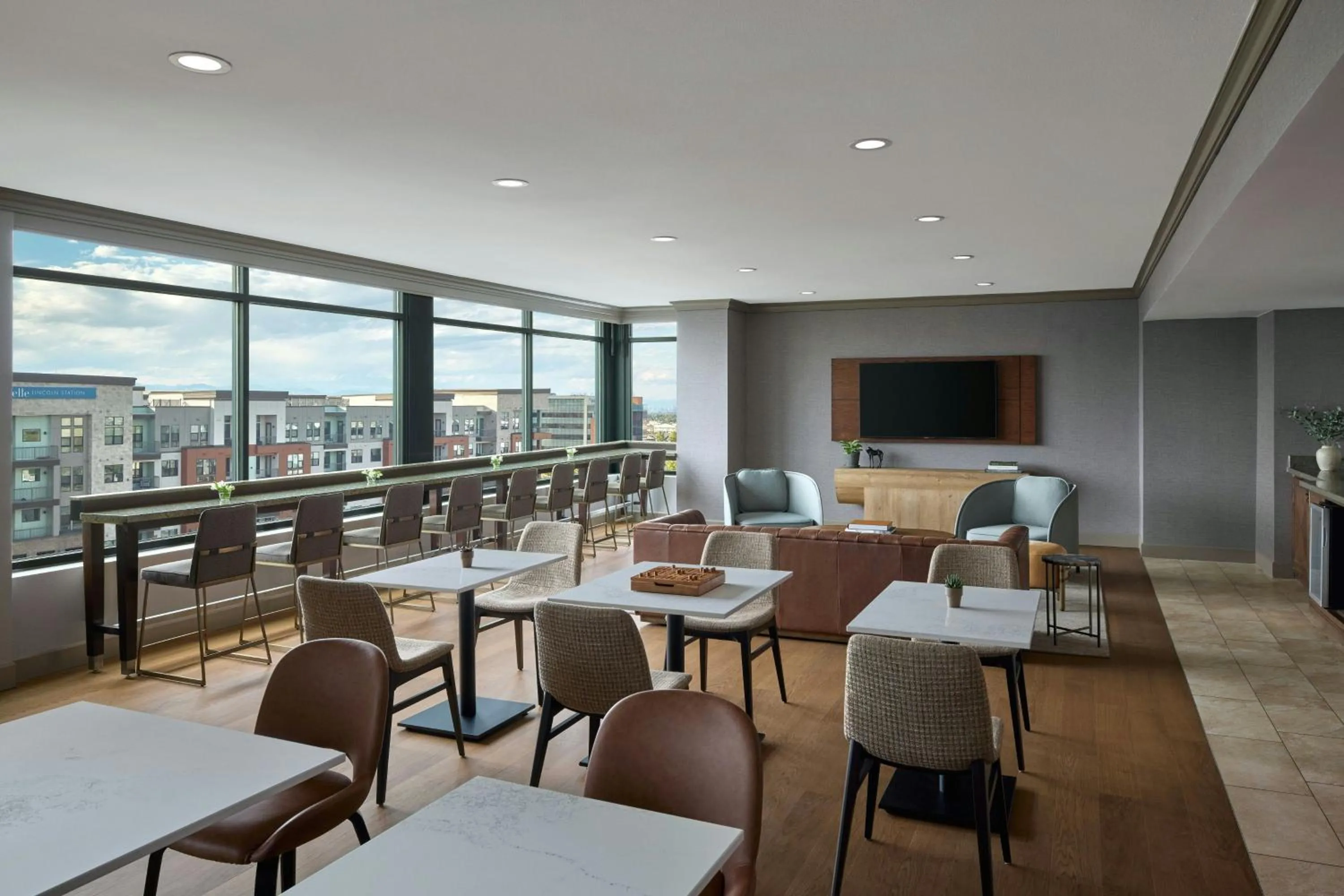Lounge or bar in Denver Marriott South at Park Meadows