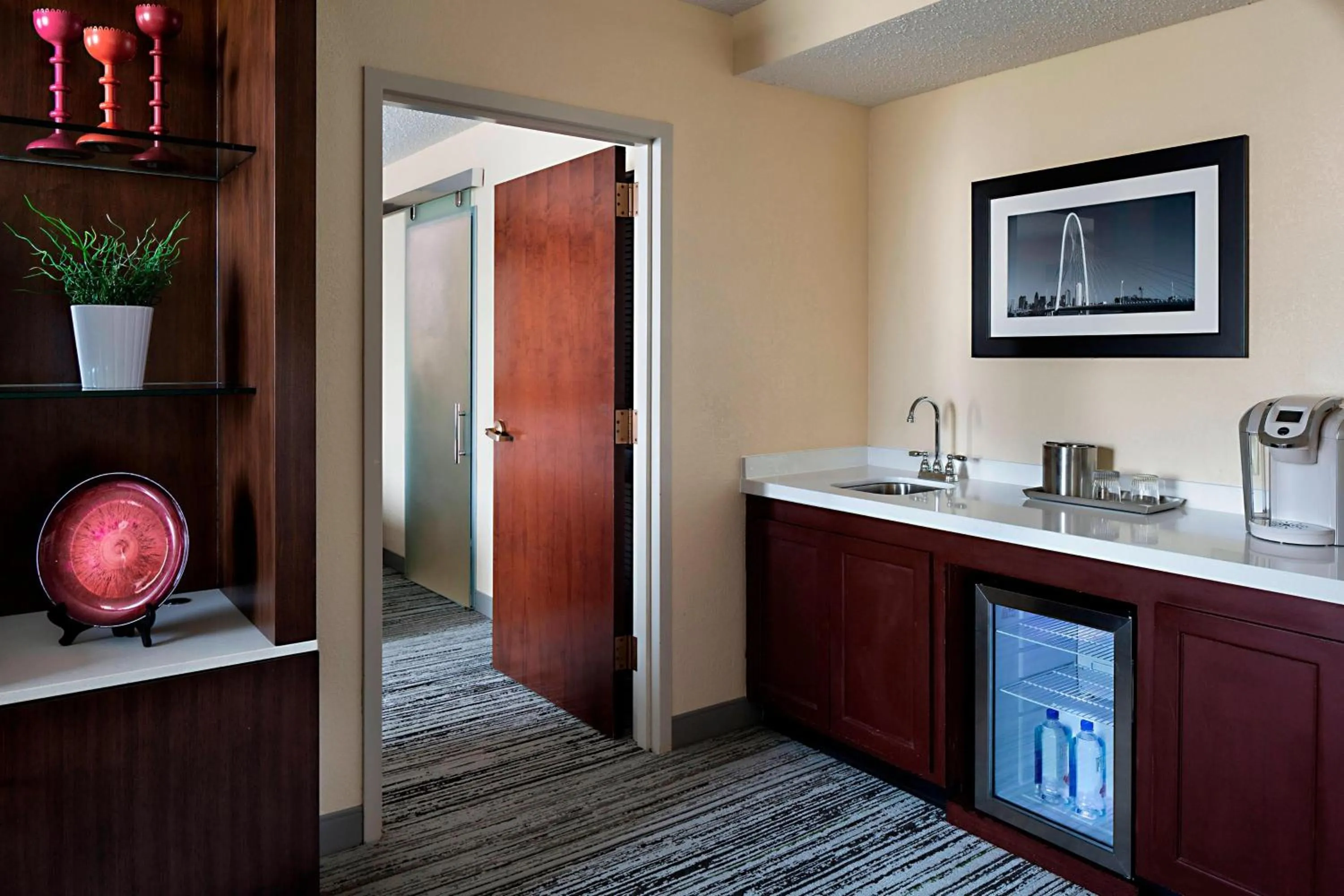 Kitchen or kitchenette in Marriott DFW Airport South