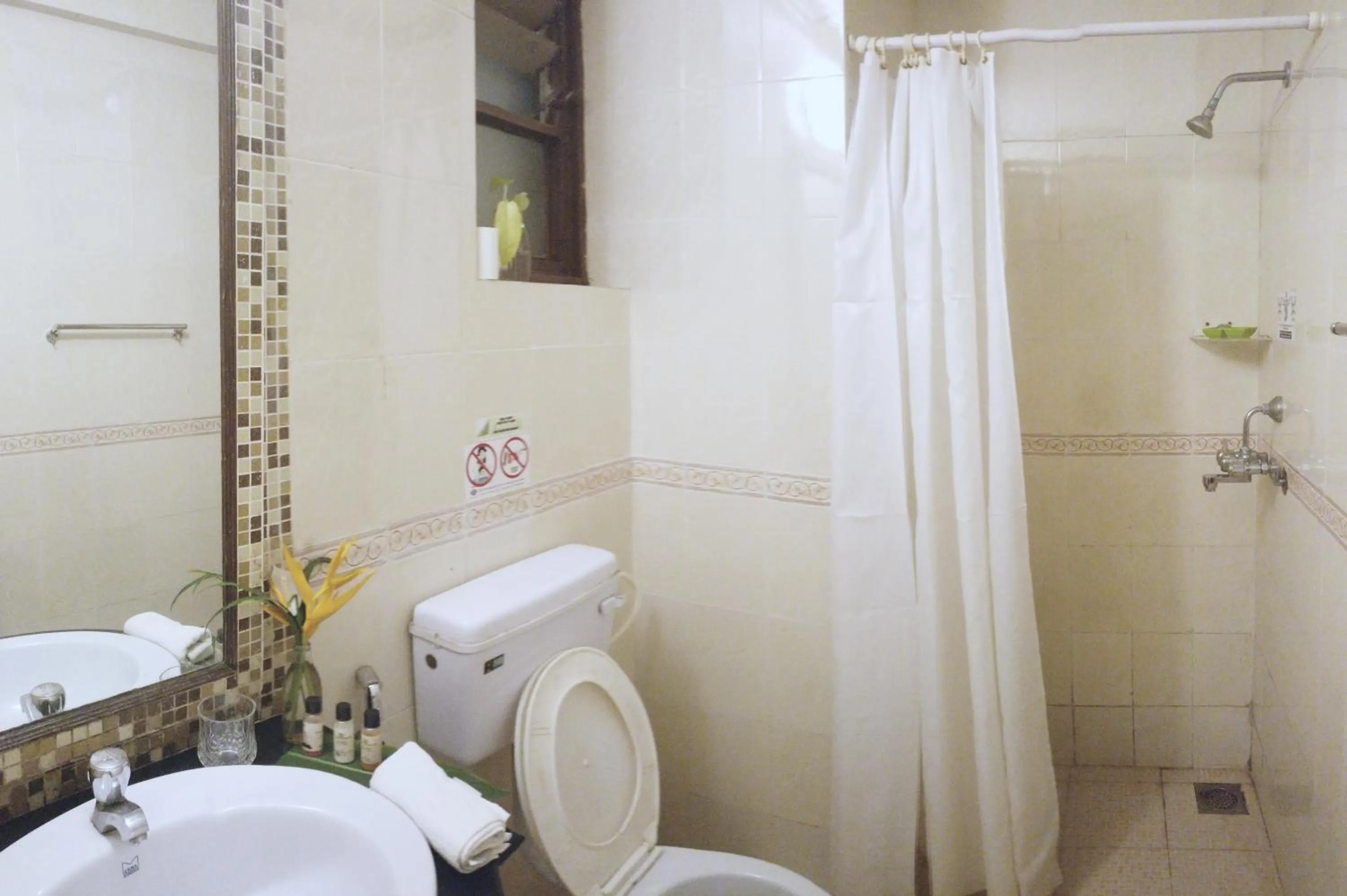 Shower in The Camelot Beach Resort - Baga