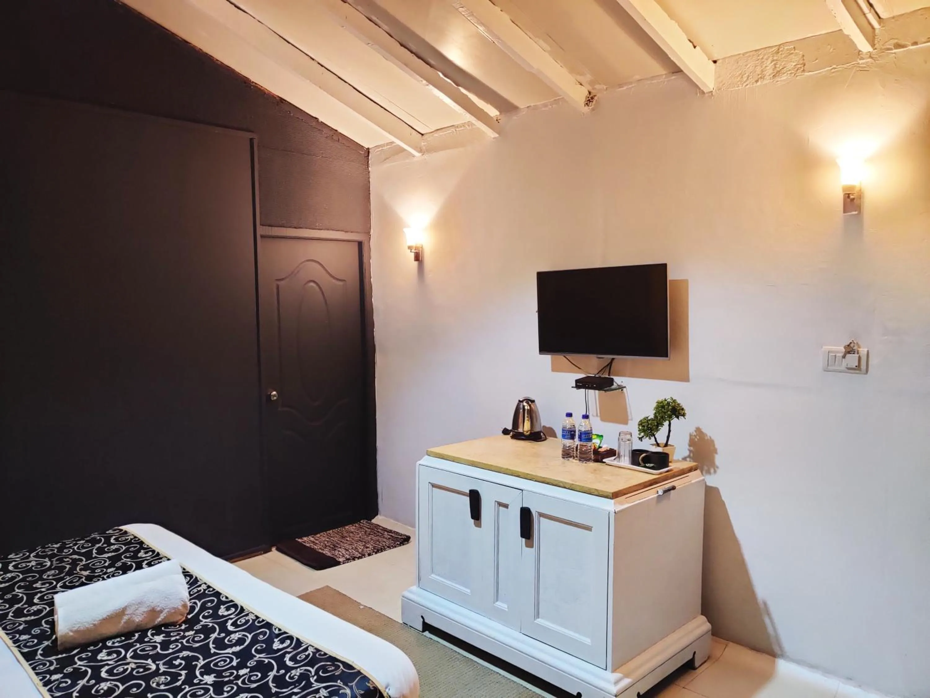 TV and multimedia, Bed in The Camelot Beach Resort - Baga