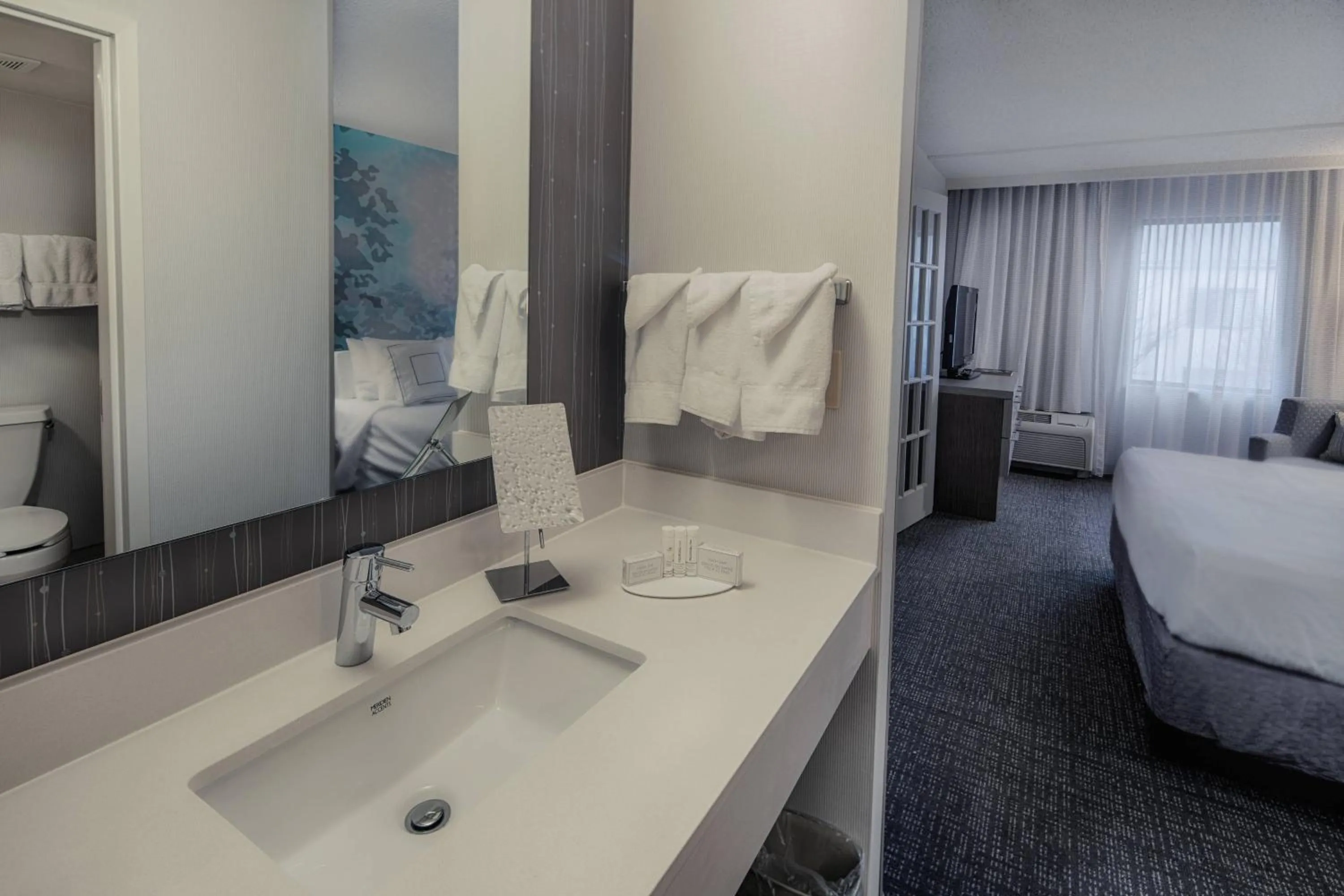 Bathroom, Bed in Courtyard by Marriott Dallas DFW Airport North/Irving