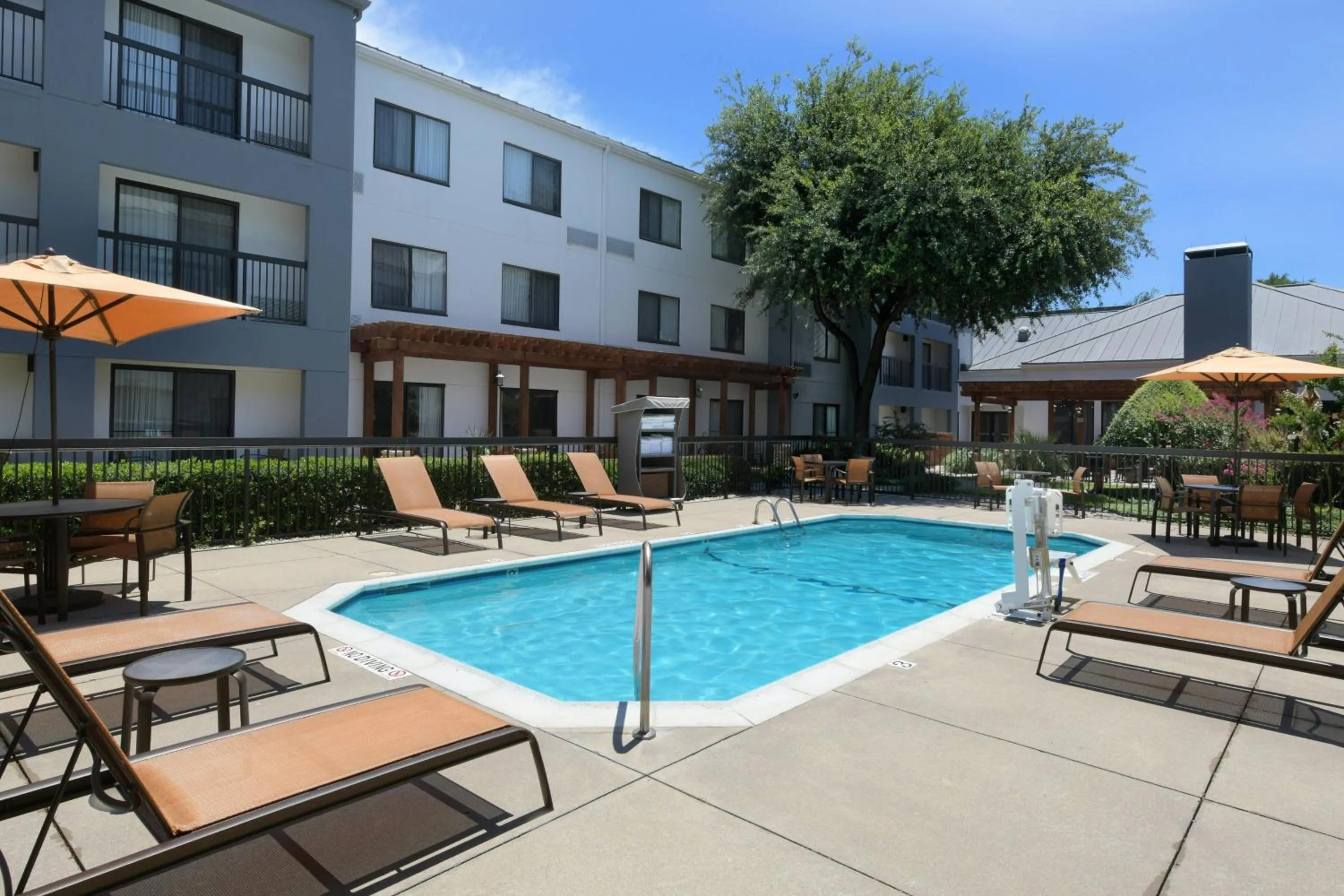 Swimming pool in Courtyard by Marriott Dallas DFW Airport North/Irving