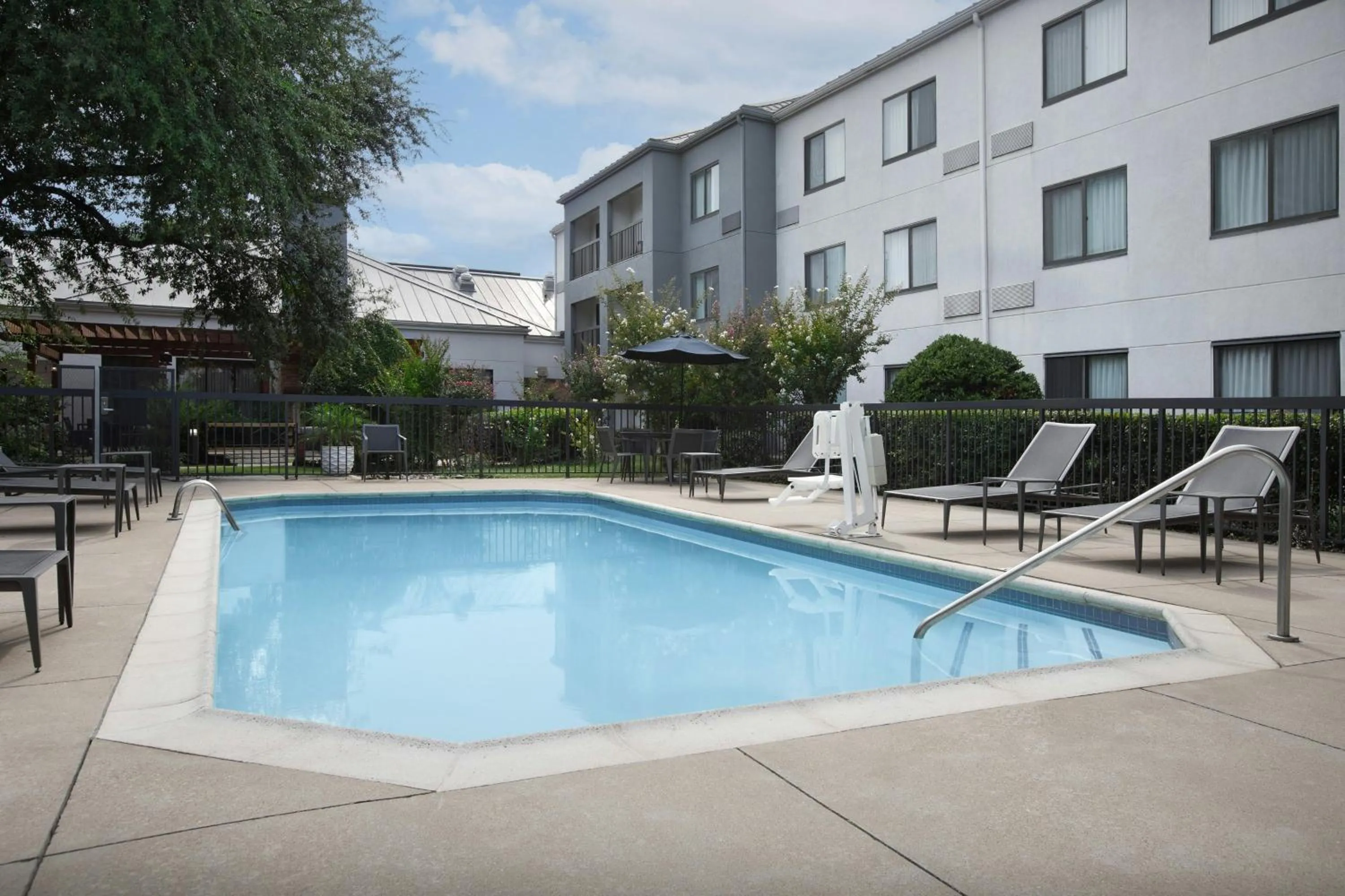 Swimming pool in Courtyard by Marriott Dallas DFW Airport North/Irving