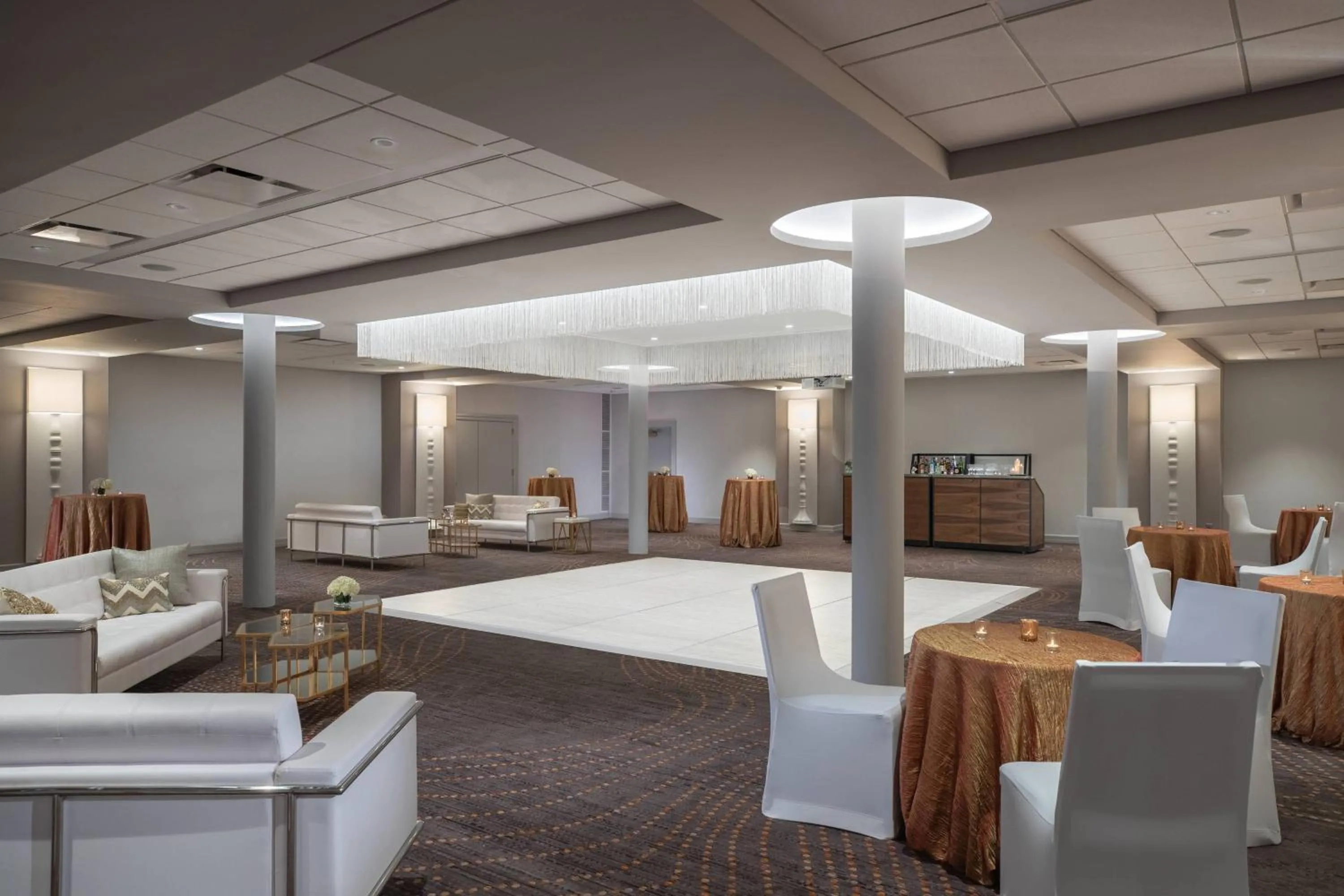 Lobby or reception, Bed in Renaissance Des Moines Savery Hotel