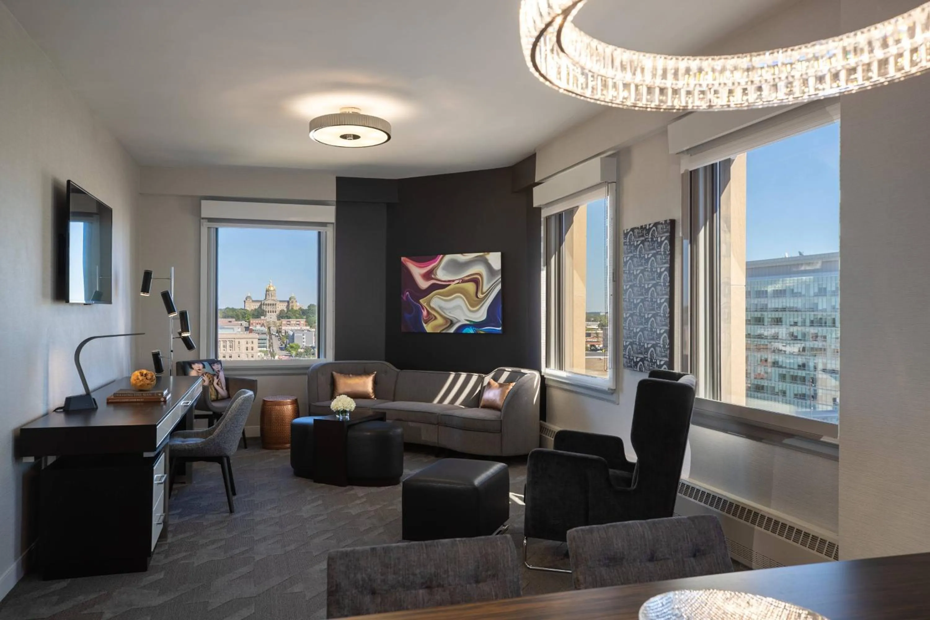 Living room in Renaissance Des Moines Savery Hotel