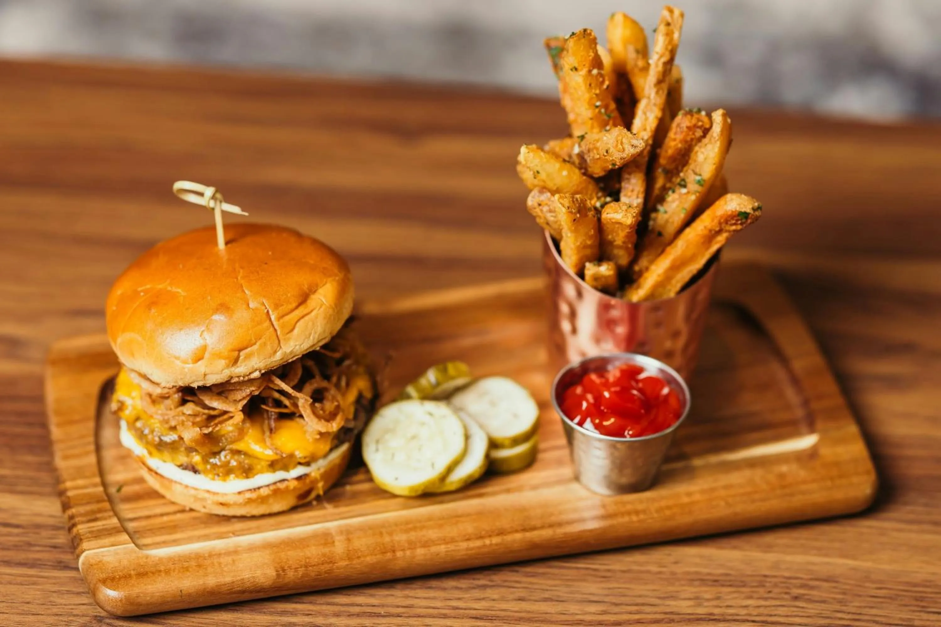 Restaurant/places to eat in Renaissance Des Moines Savery Hotel