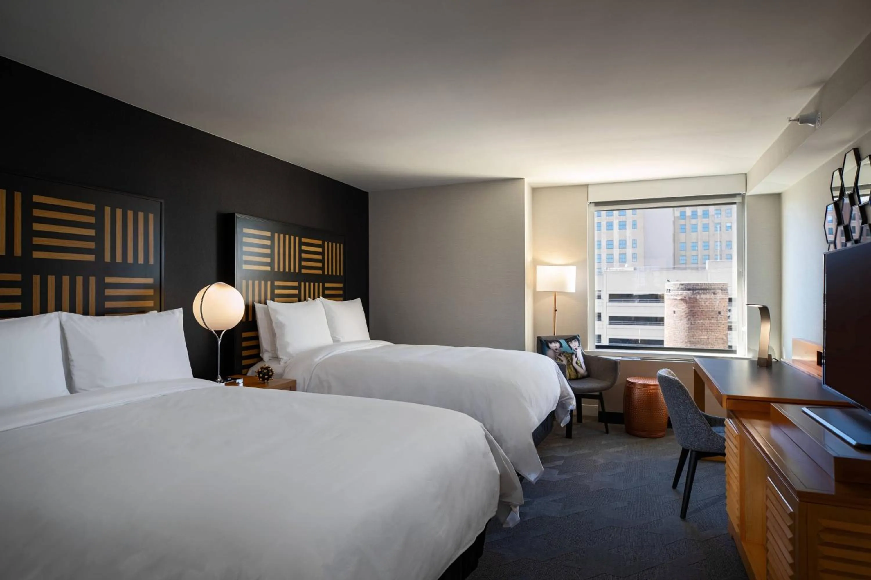 Photo of the whole room, Bed in Renaissance Des Moines Savery Hotel