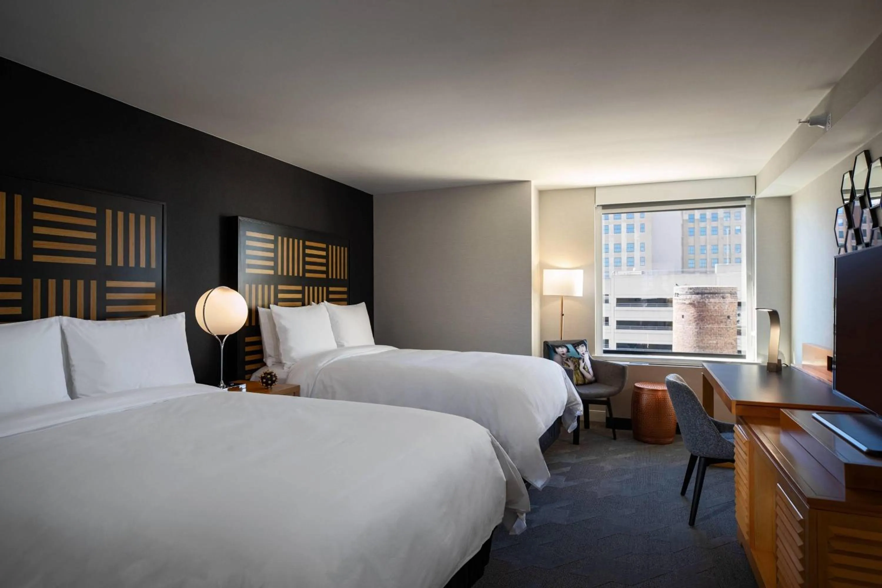 Photo of the whole room, Bed in Renaissance Des Moines Savery Hotel