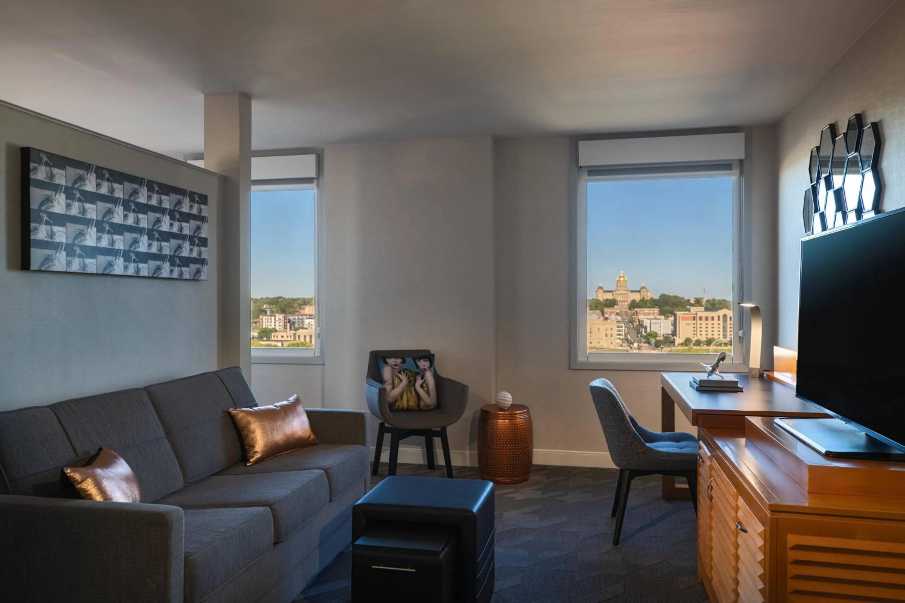Living room in Renaissance Des Moines Savery Hotel