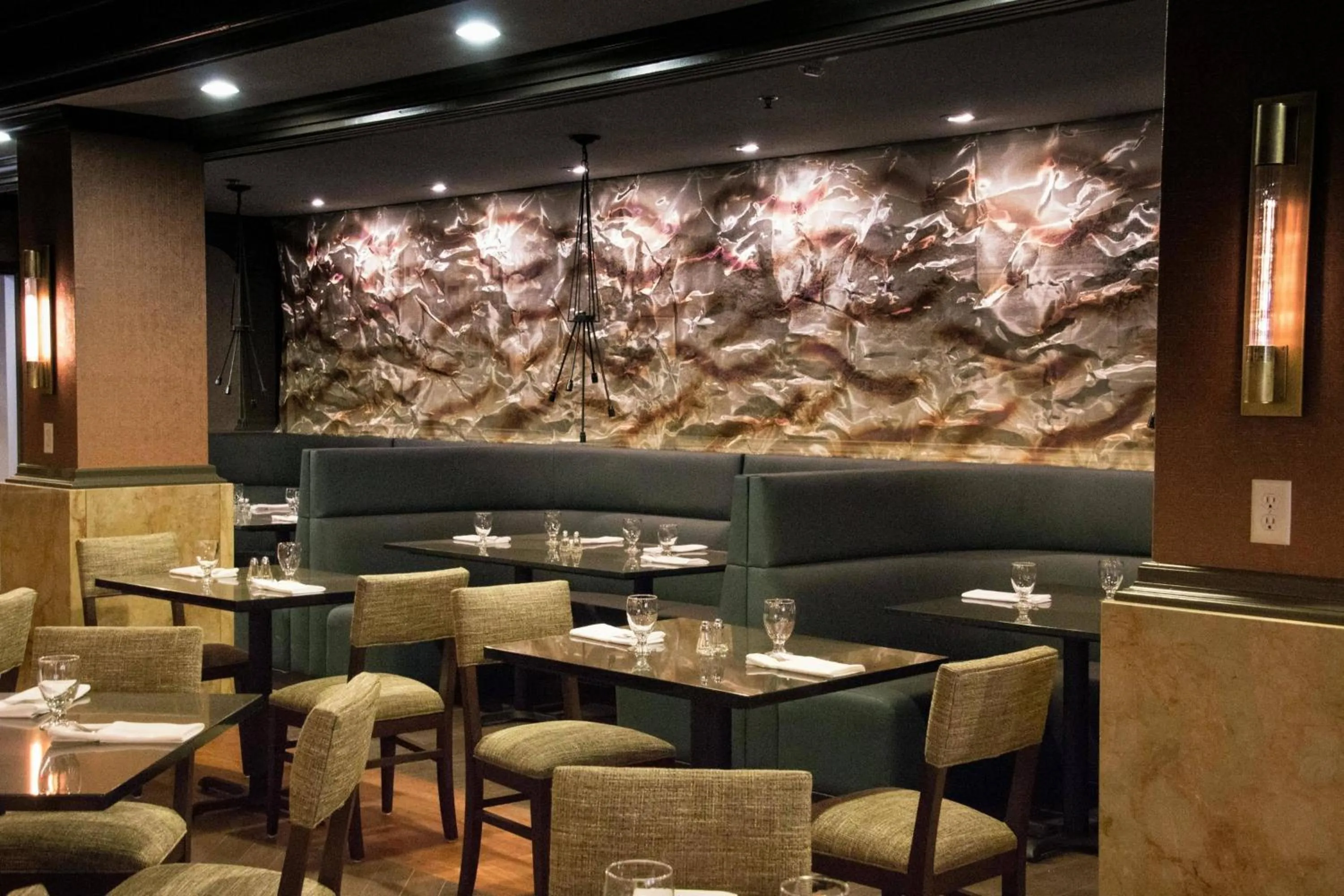 Restaurant/places to eat in Renaissance Des Moines Savery Hotel