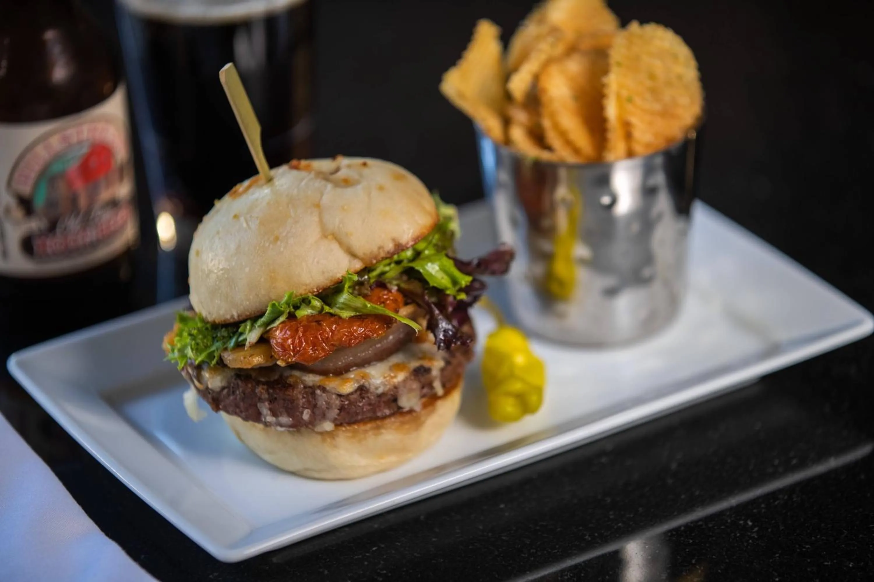 Restaurant/places to eat in Renaissance Des Moines Savery Hotel