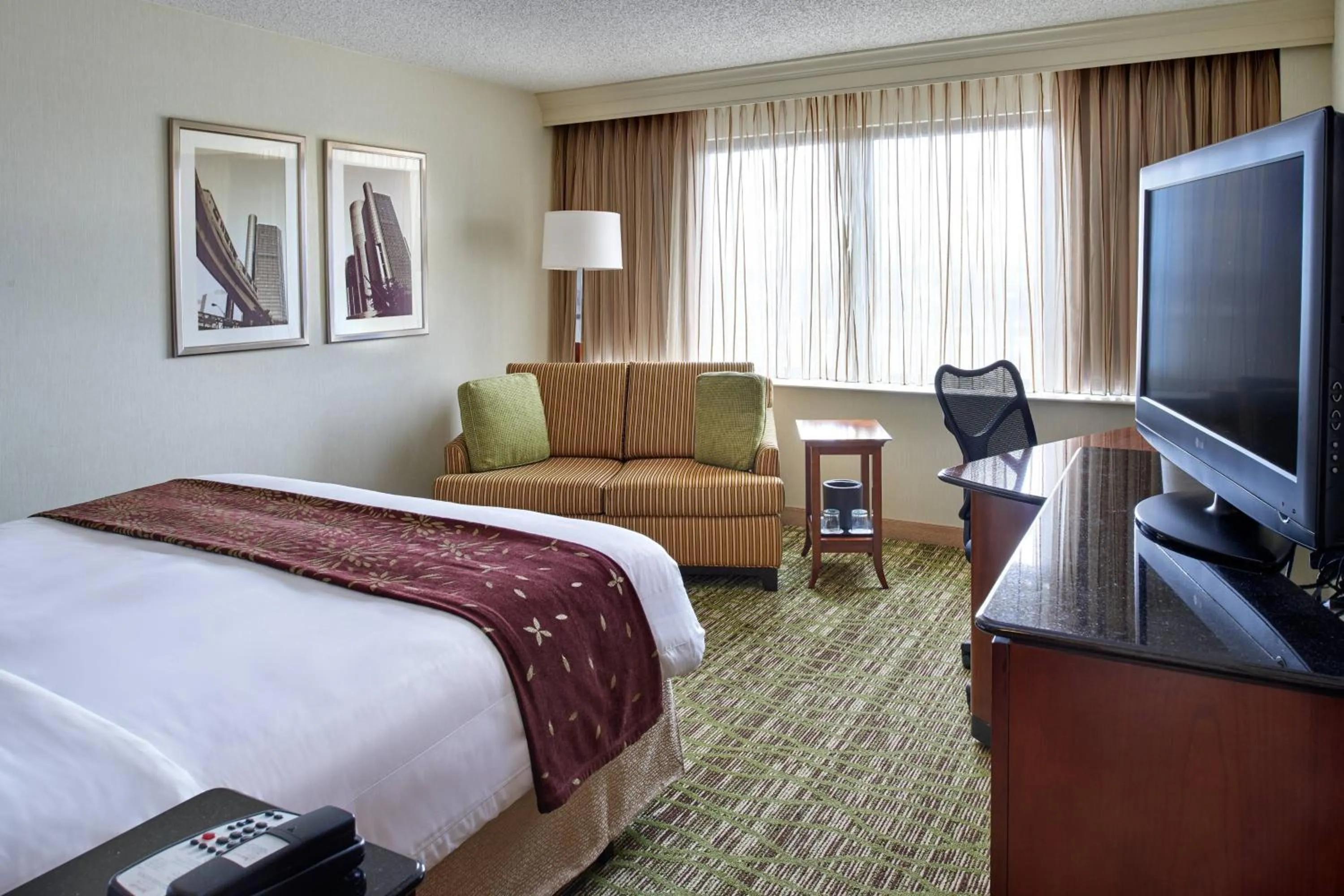 Photo of the whole room, Bed in Detroit Marriott Livonia