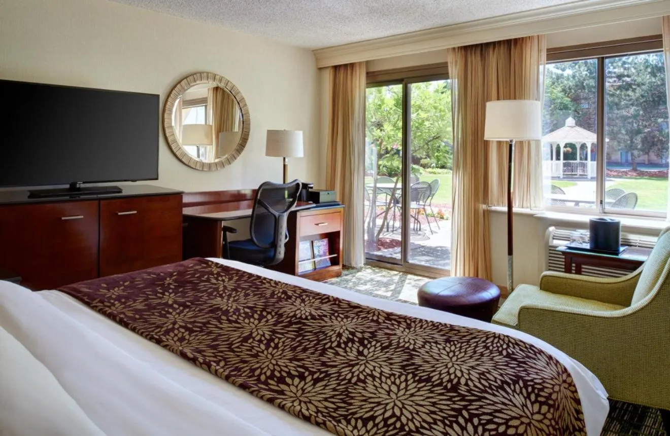 Property building, Bed in Detroit Marriott Livonia