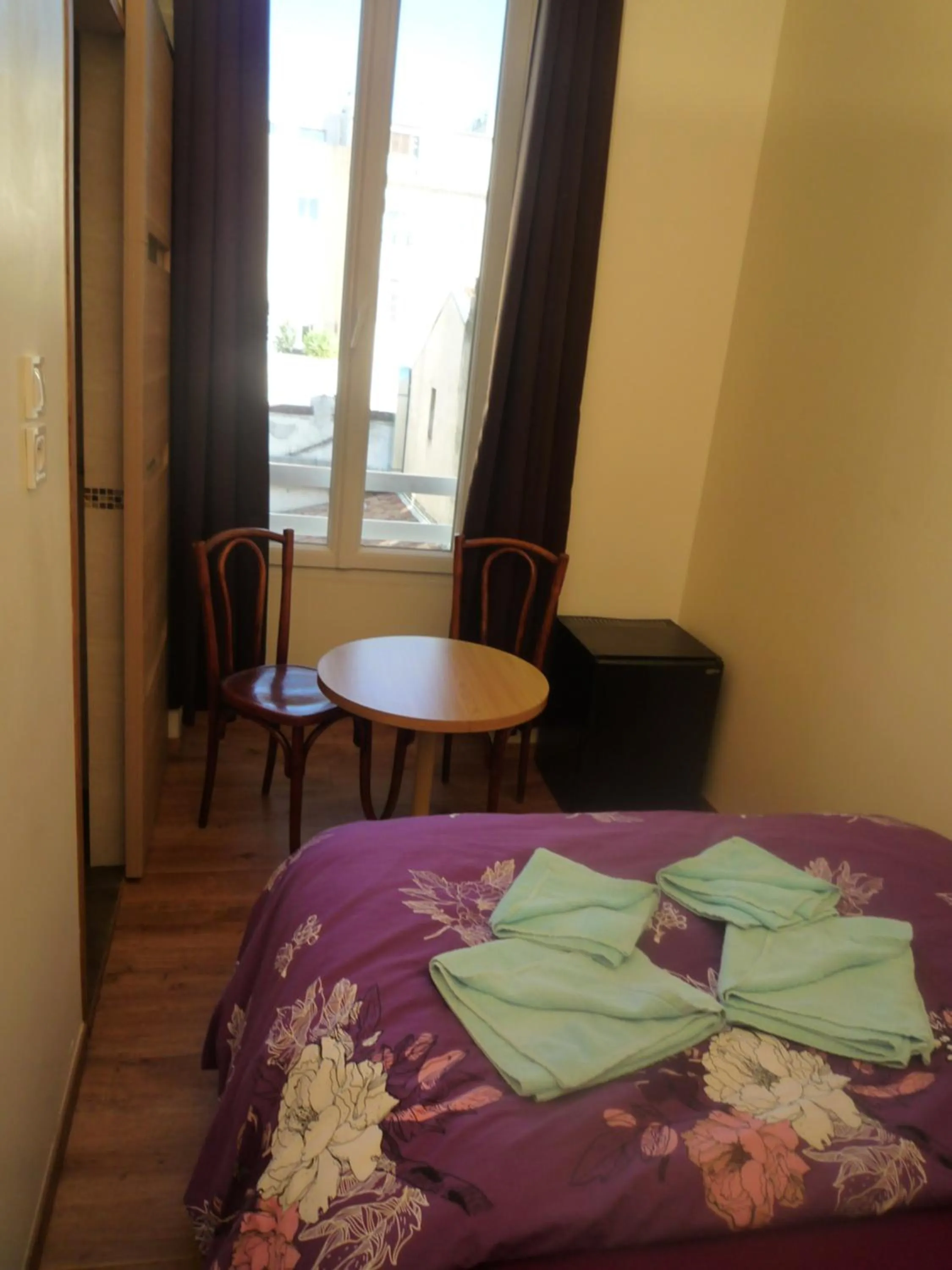 Bedroom, Bed in Hôtel Lyonnais