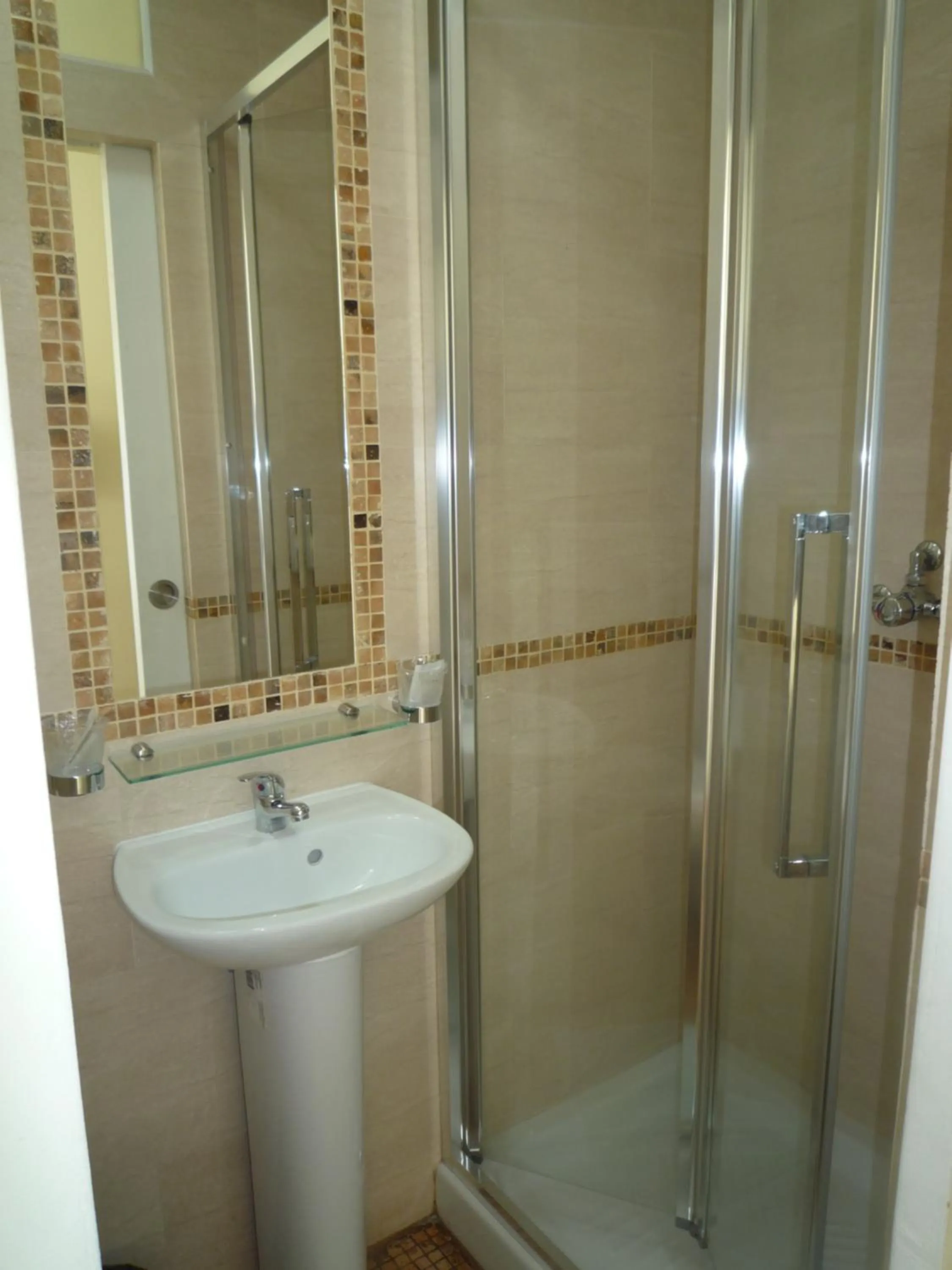 Bathroom in Hôtel Lyonnais