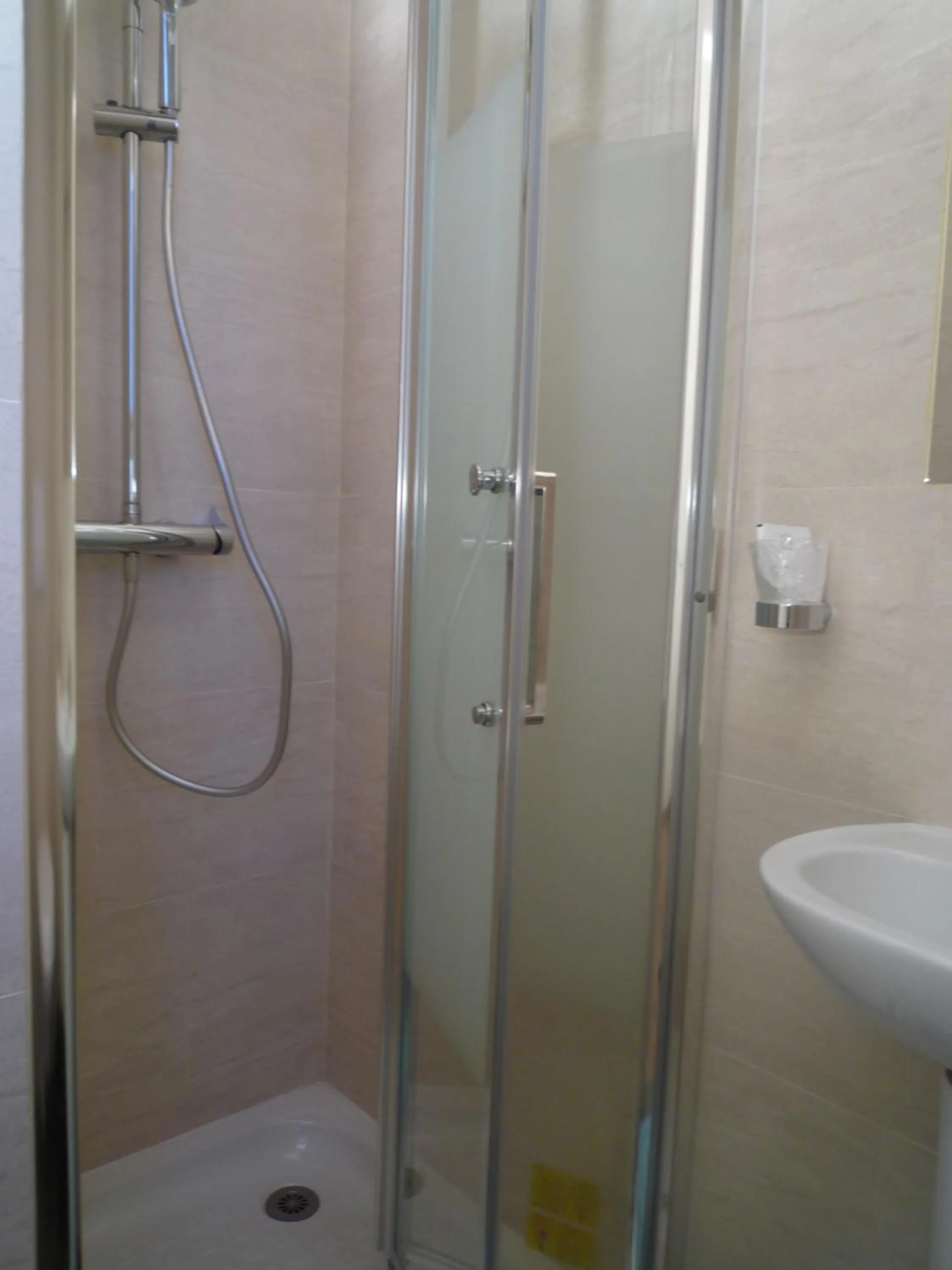 Bathroom in Hôtel Lyonnais