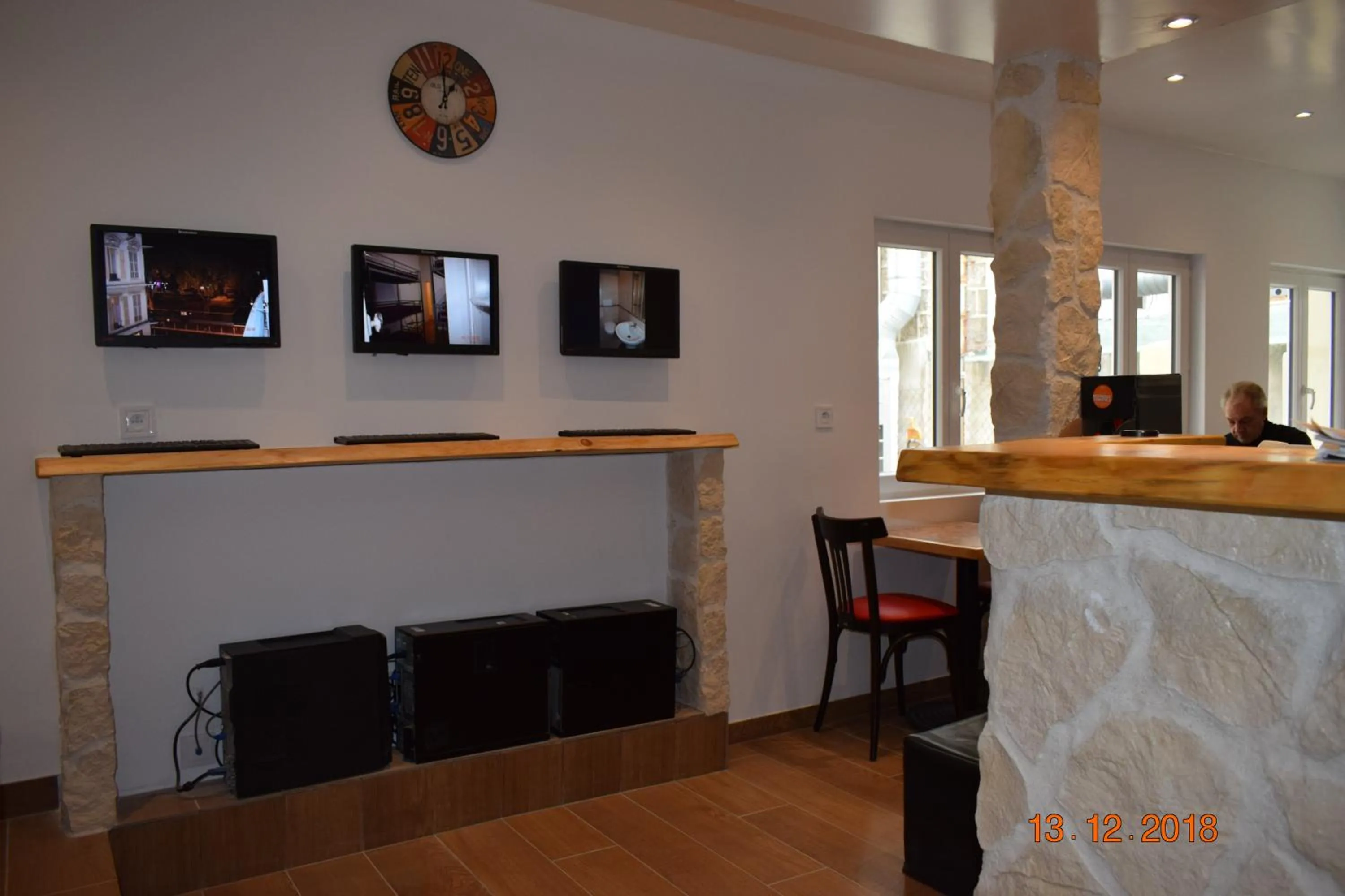 Communal lounge/ TV room in Hôtel Lyonnais