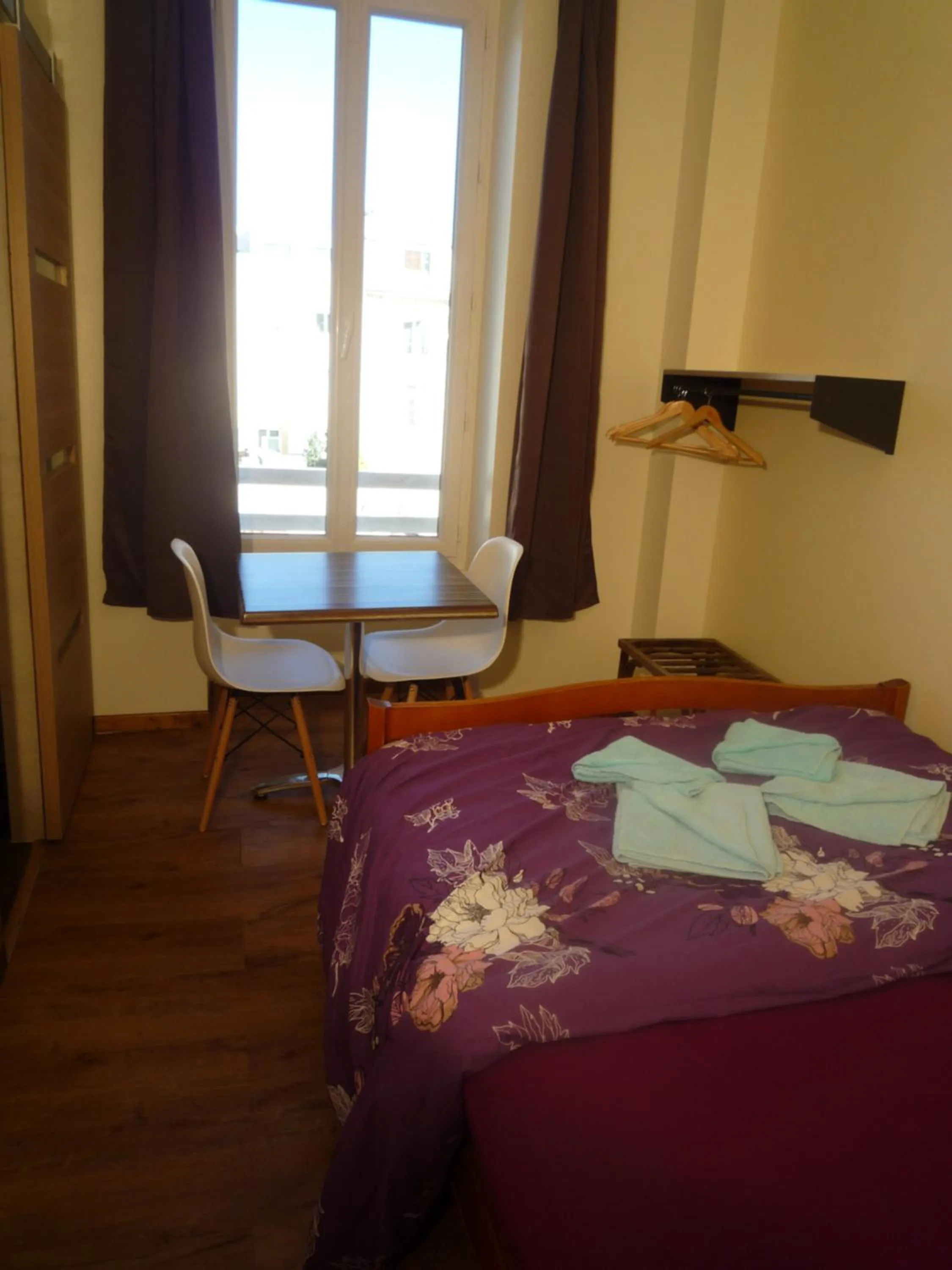 Photo of the whole room, Bed in Hôtel Lyonnais