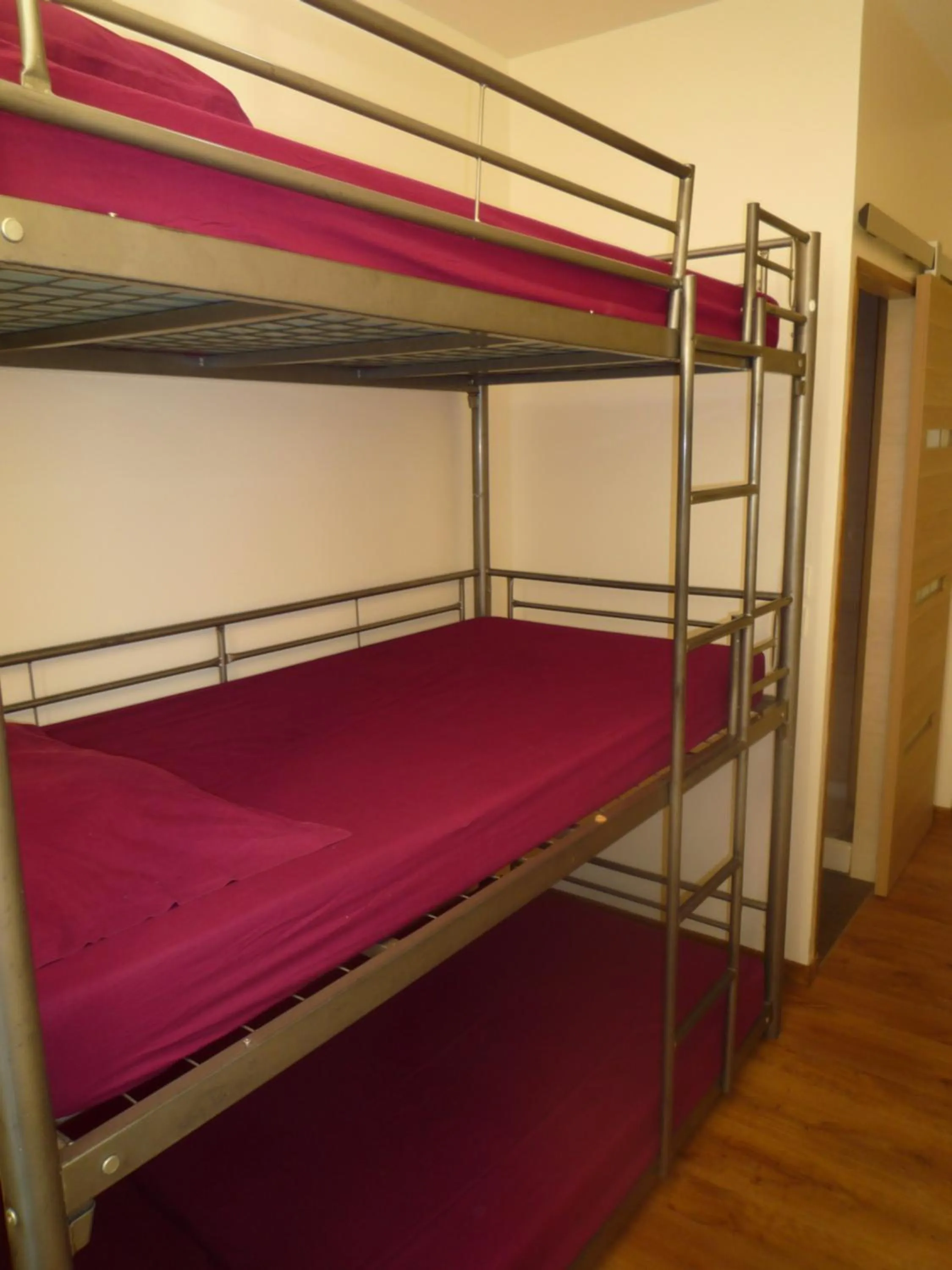 bunk bed, Bed in Hôtel Lyonnais