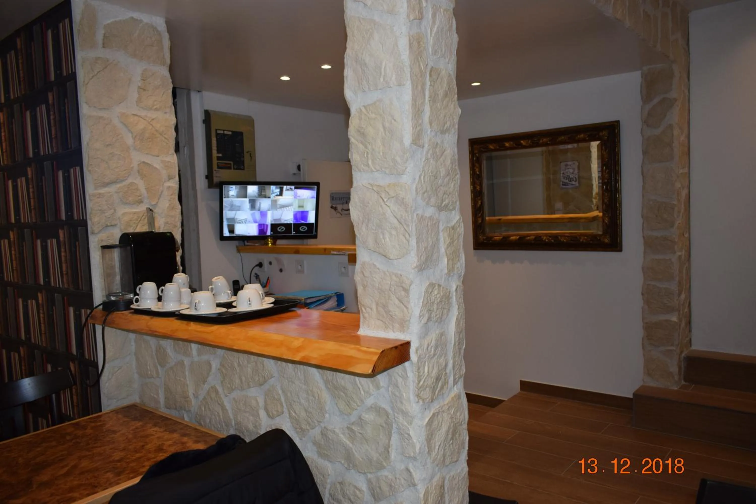 Communal lounge/ TV room in Hôtel Lyonnais