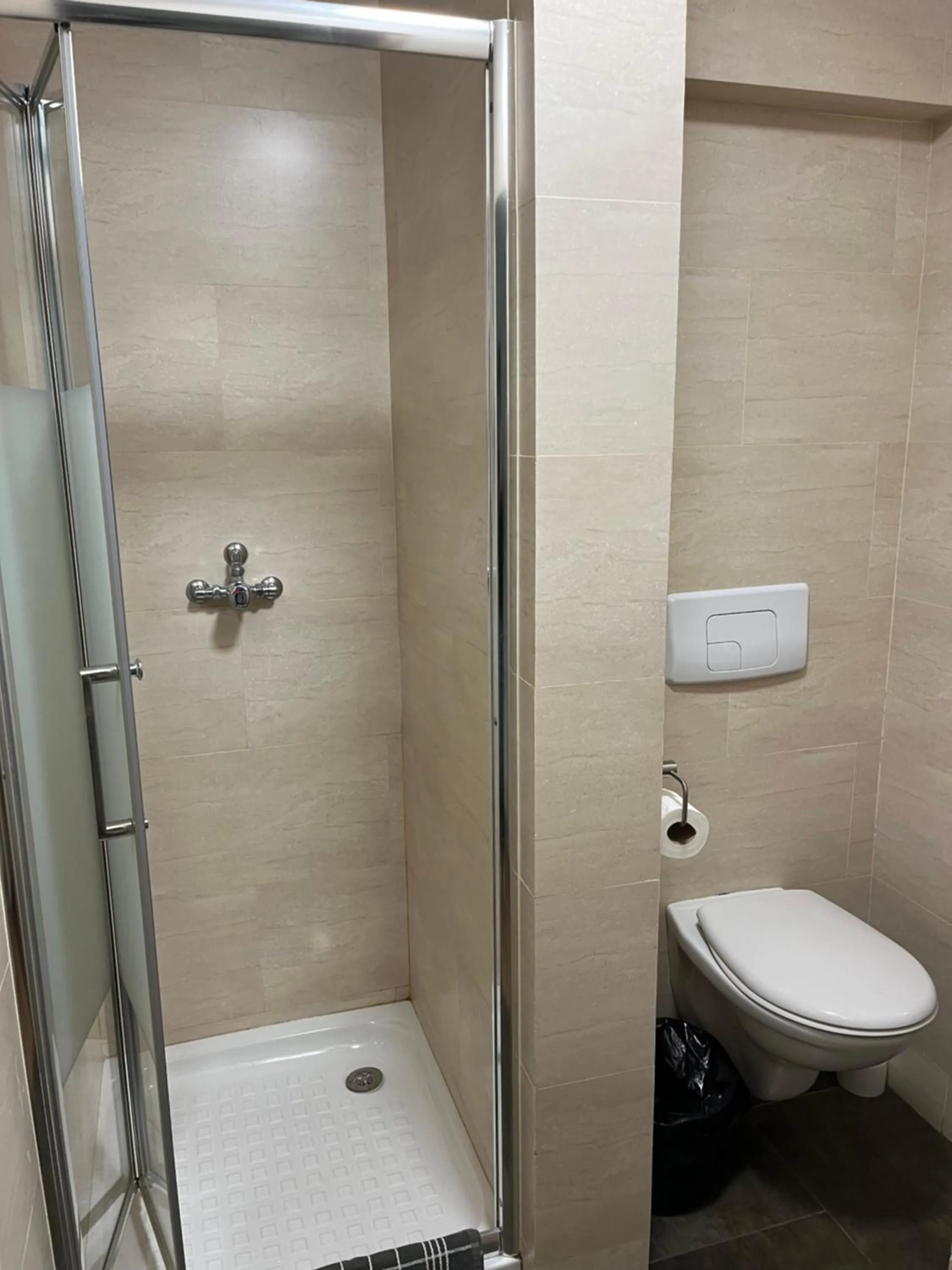 Shower in Hôtel Lyonnais