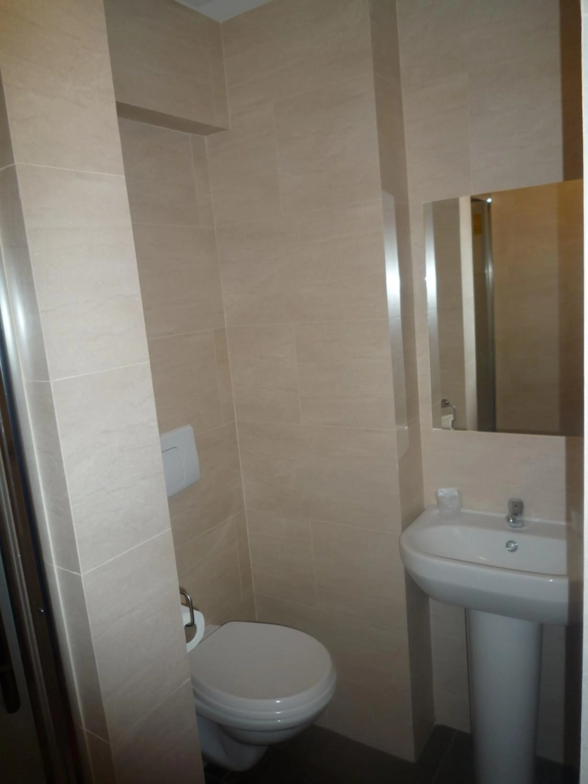 Bathroom in Hôtel Lyonnais