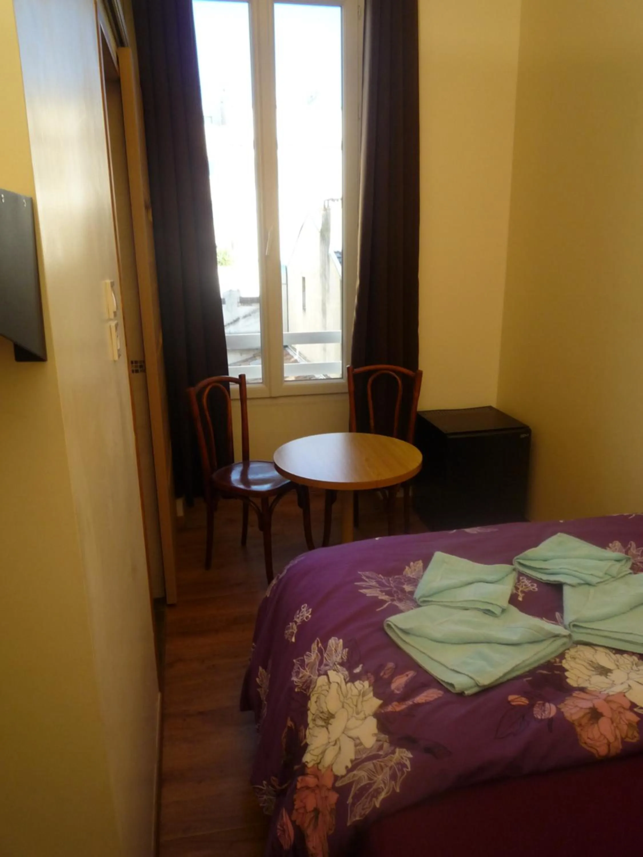 Photo of the whole room, Bed in Hôtel Lyonnais