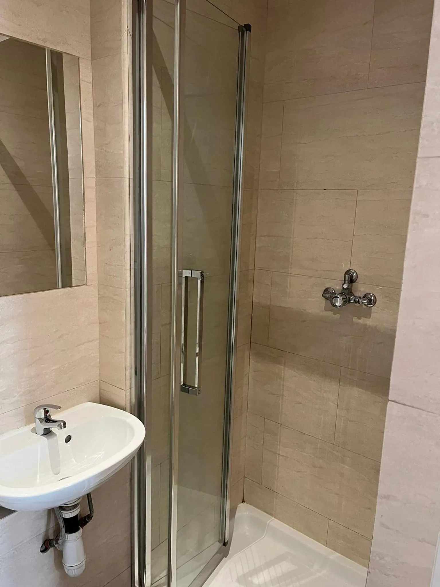 Shower in Hôtel Lyonnais