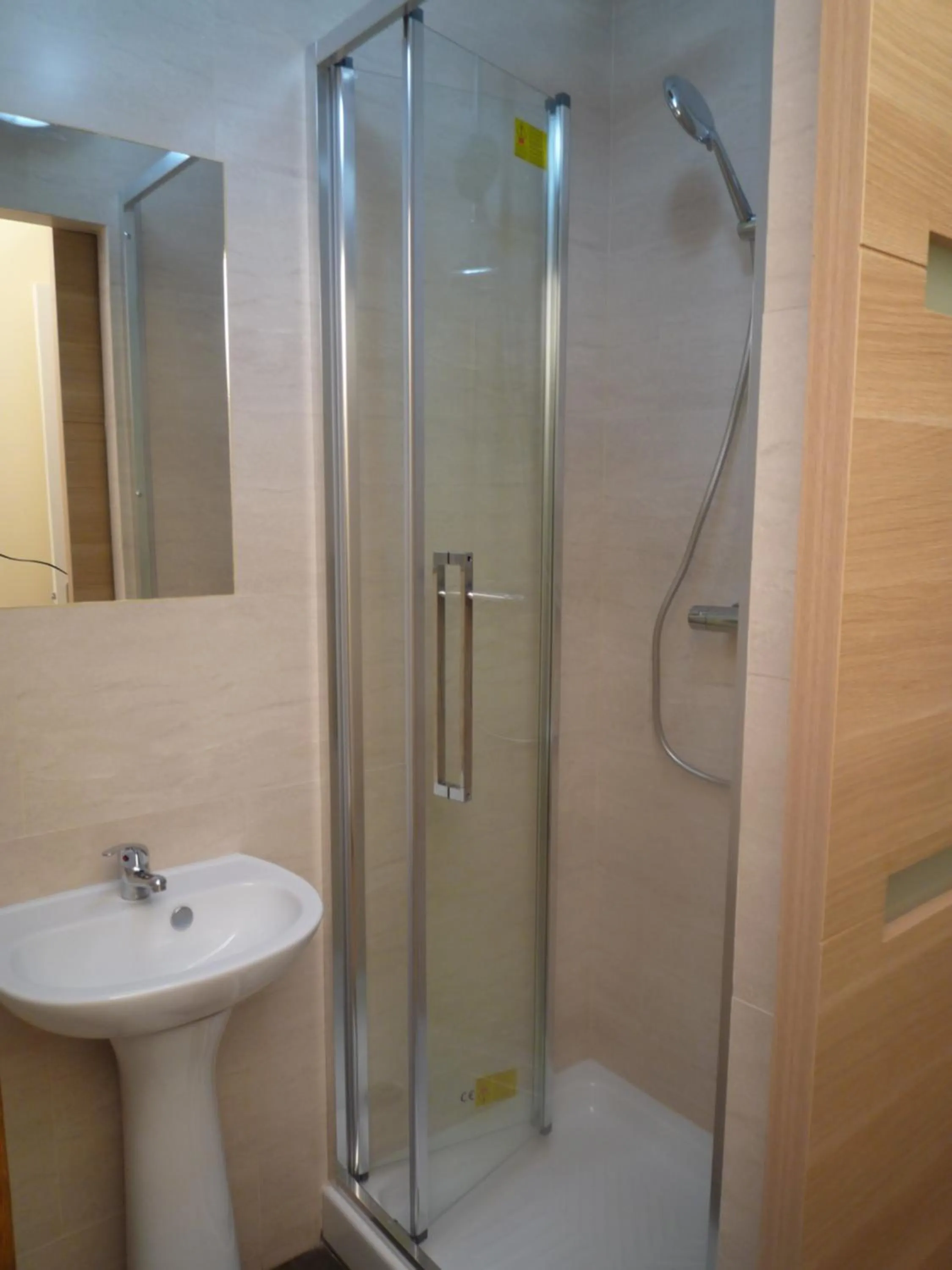 Bathroom in Hôtel Lyonnais